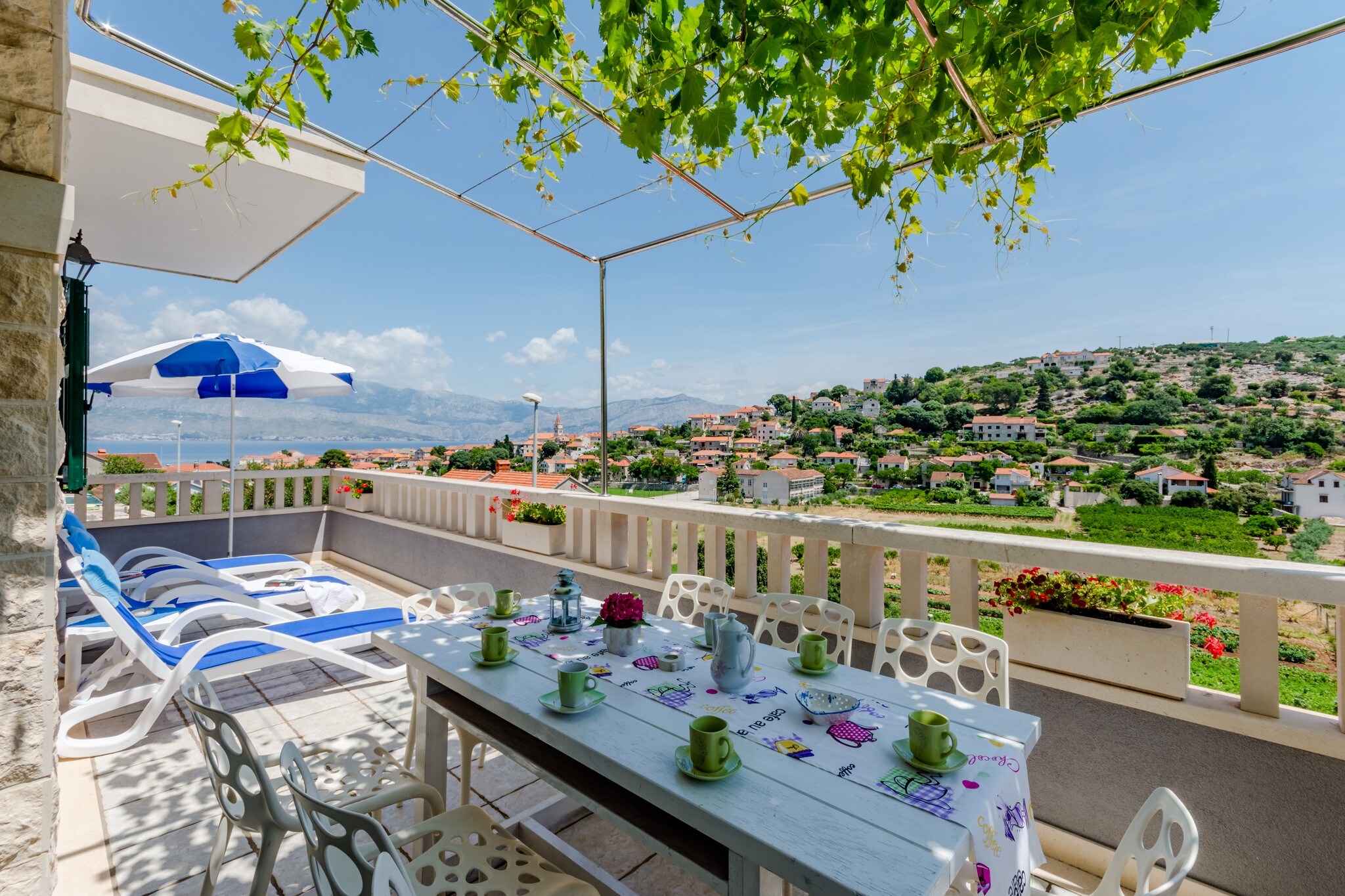 Property Image 2 - Colorful Villa with Terrace and Pool near Beach Porat