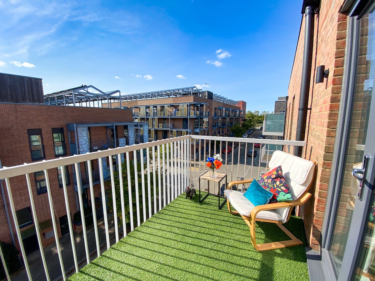 Property Image 1 - 🌟Central MK Penthouse Apartment with Balcony🌟