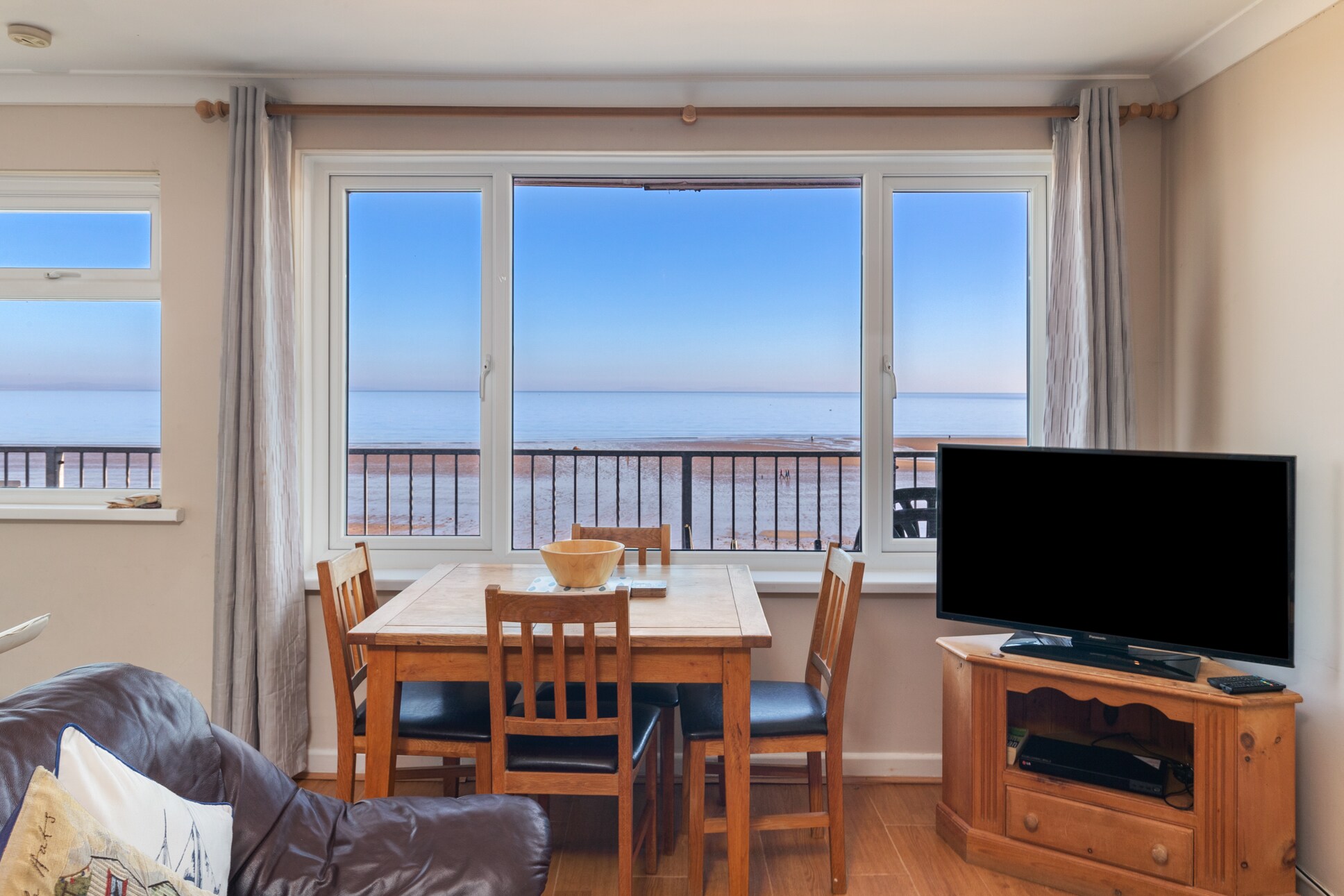 Sea Front Apartment with Views, Pet Friendly