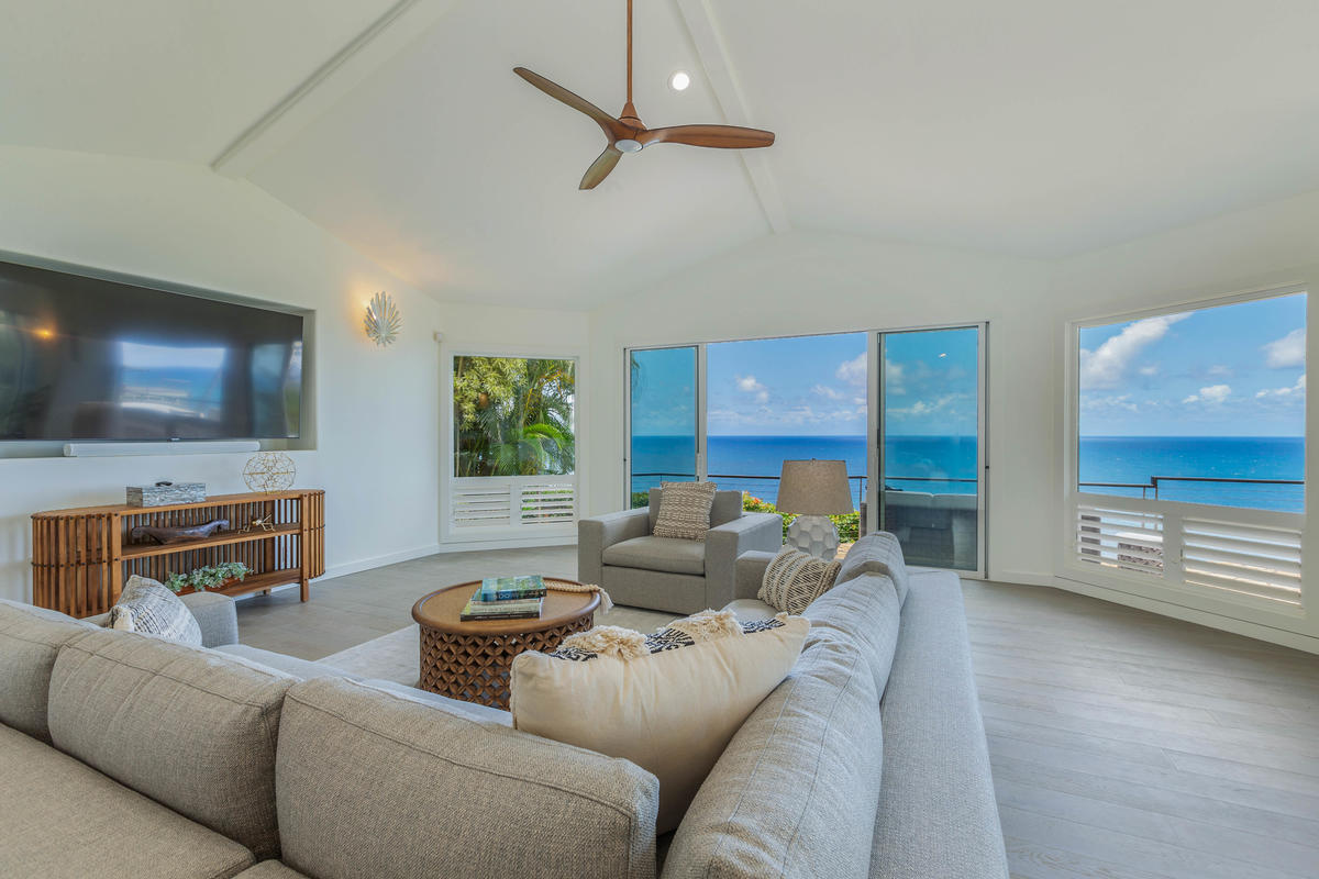 This upscale home sits on a dramatic bluff overlooking the north shore surf, a mesmerizing reef, and endless Pacific waters.