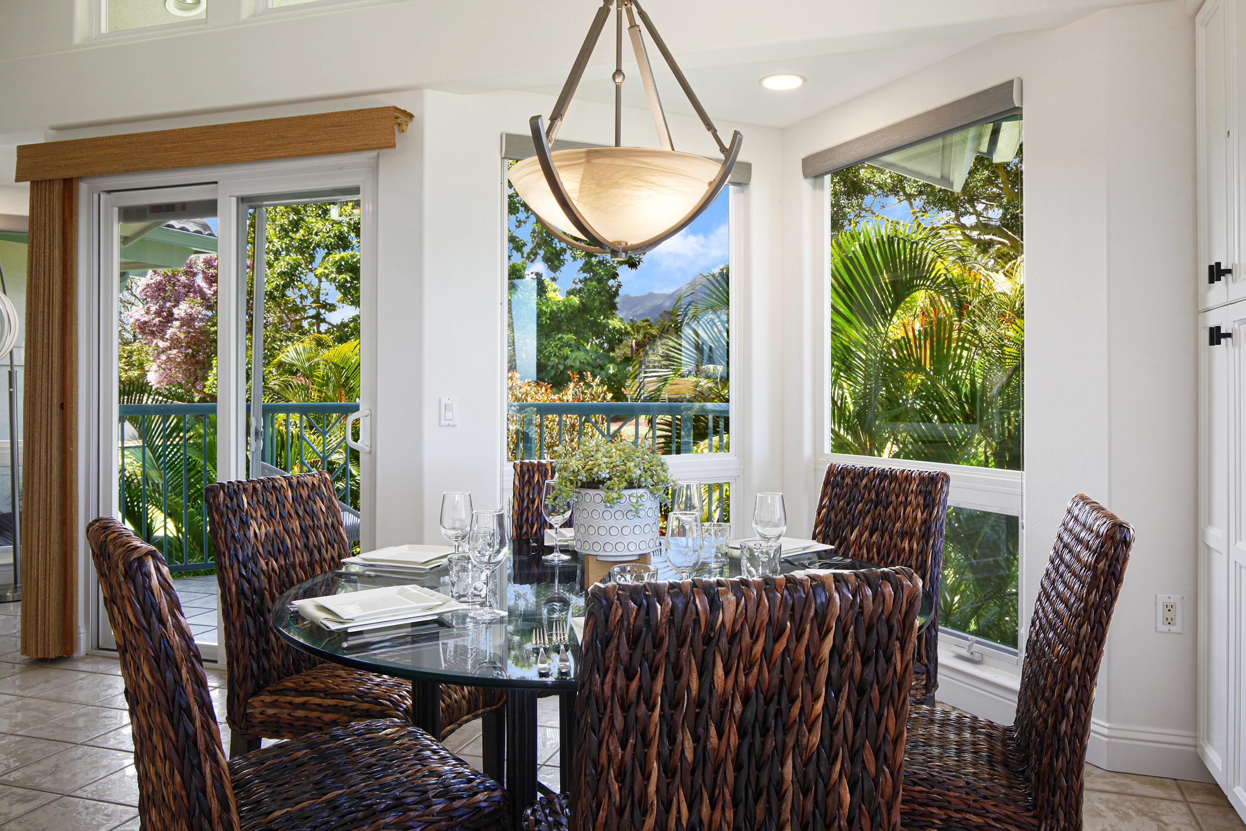 The dining area comfortably seats 6 and has gorgeous views of the tropical landscape