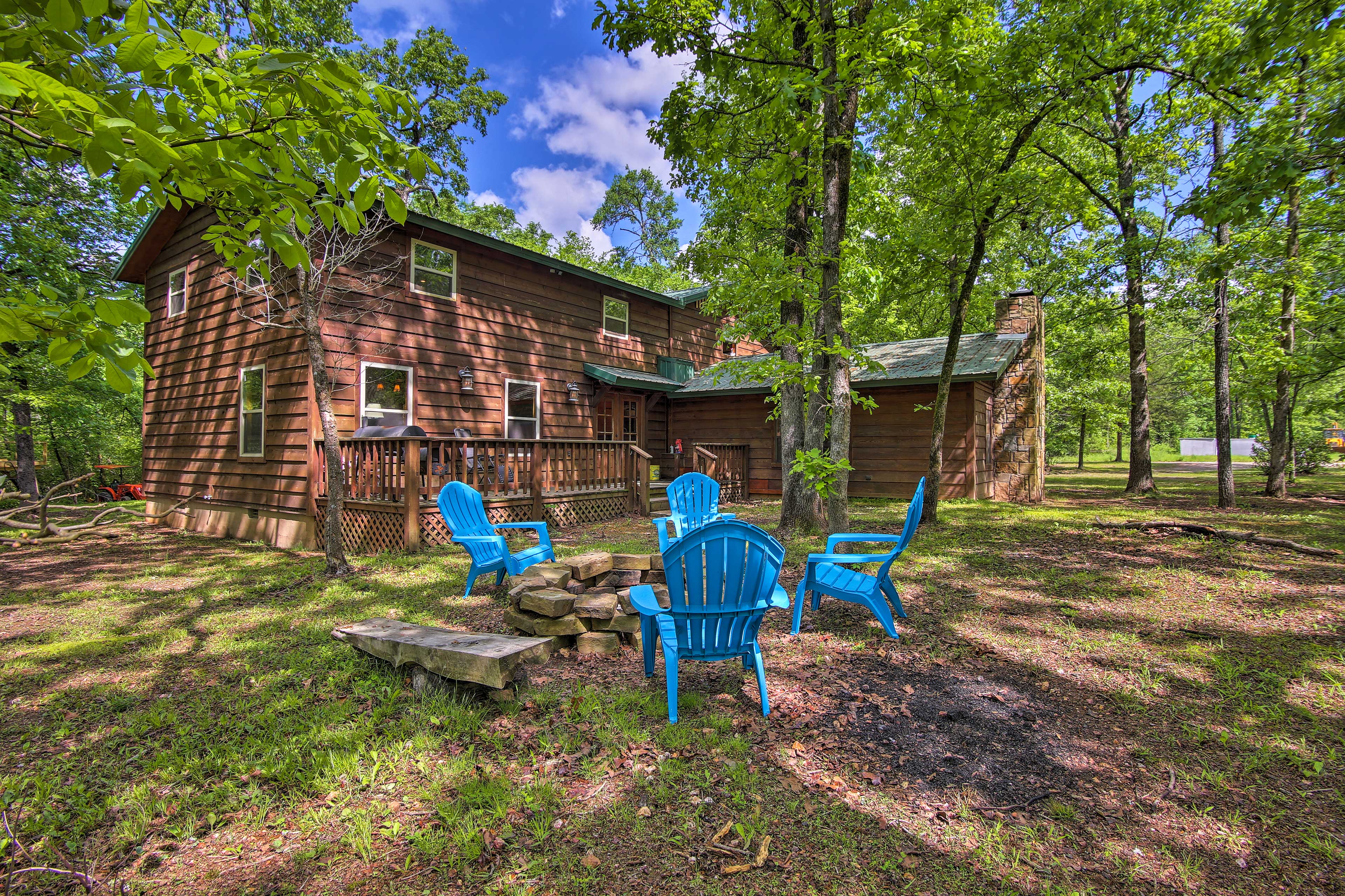 Property Image 1 - Cozy Broken Bow Cabin w/ Hot Tub - 5 Mins to Lake!