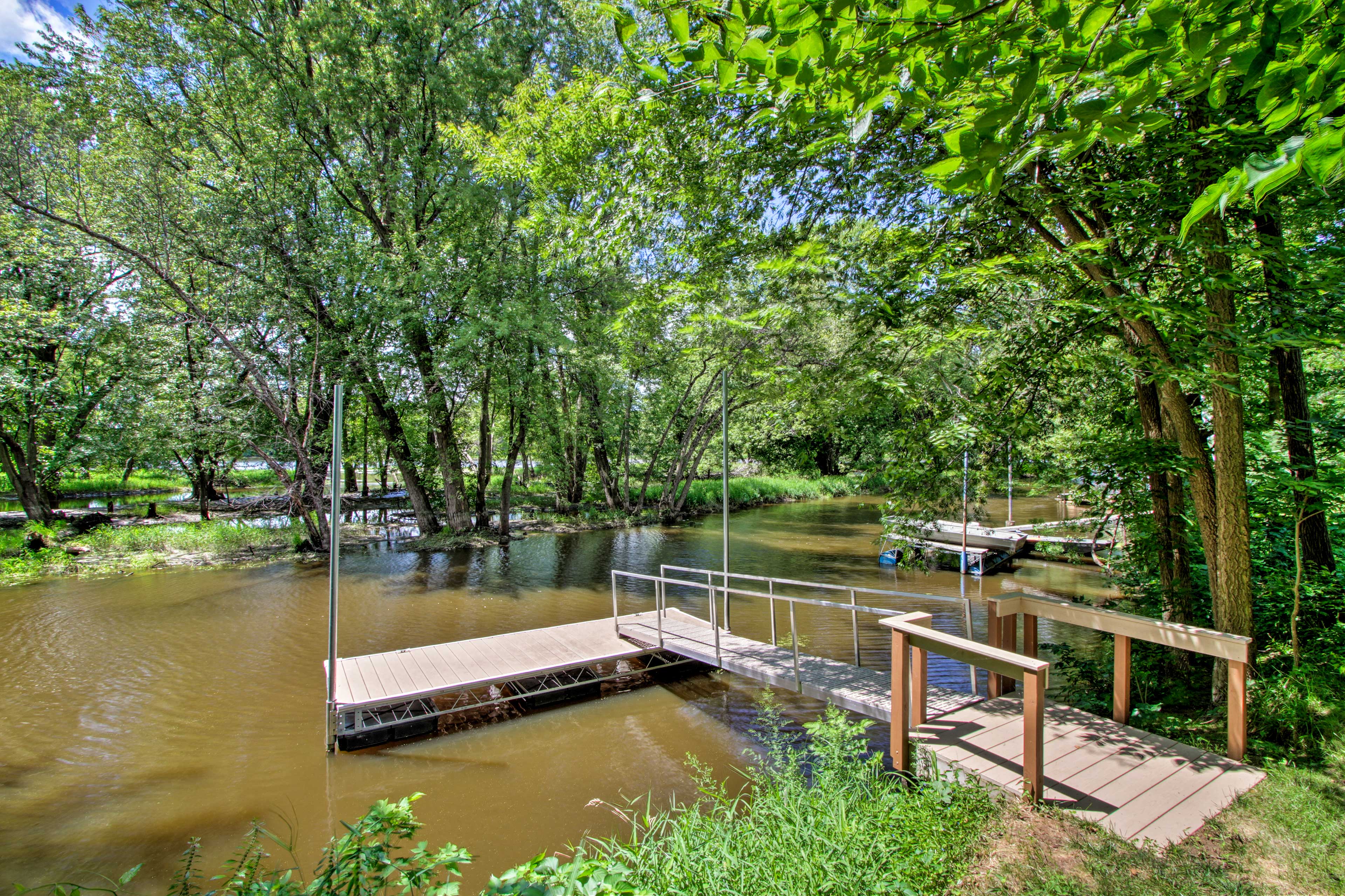 'RiverSong' Waterfront Mississippi River Home