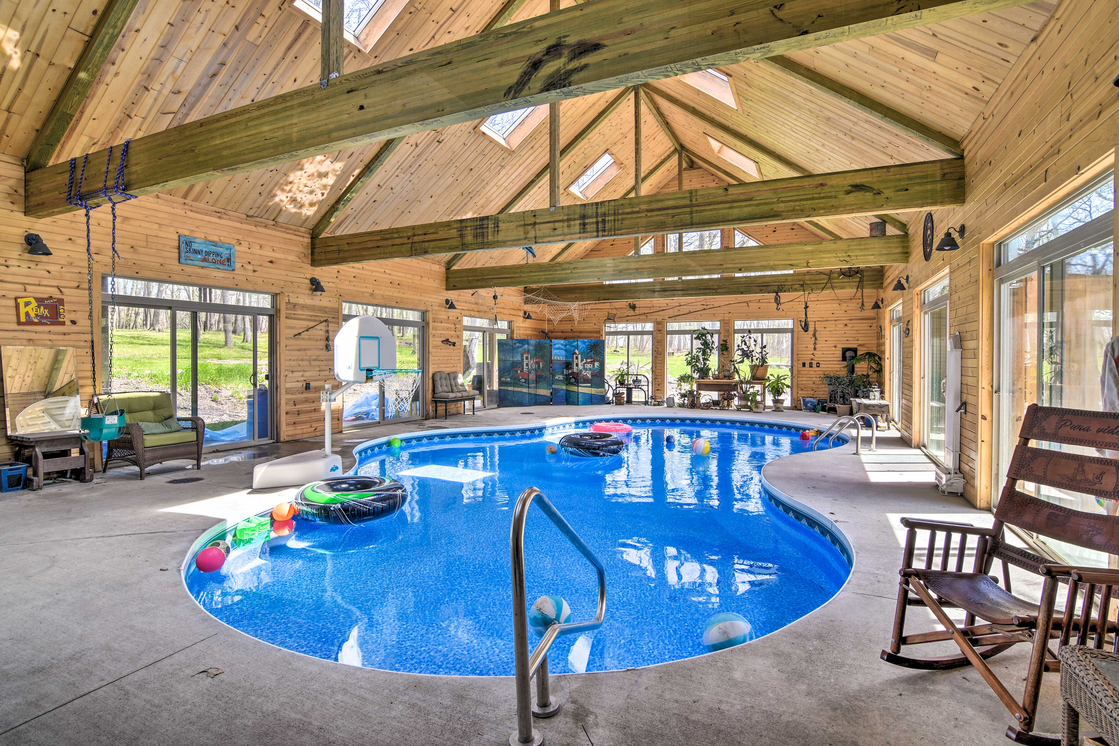 Raccoon River Retreat: Indoor Pool & Outdoor Fun!