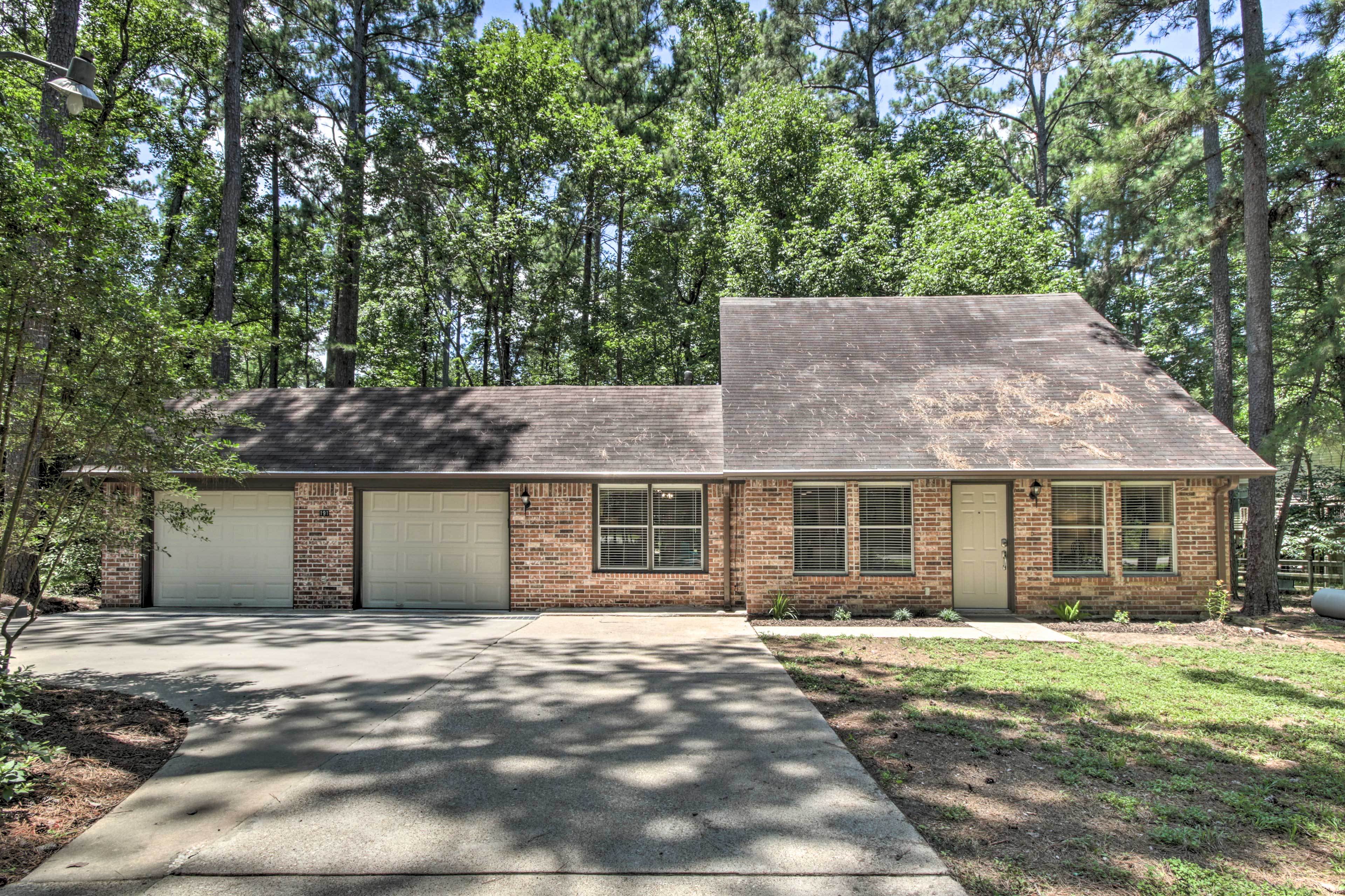 Piney Woods Cottage, Steps from Livingston Lake!