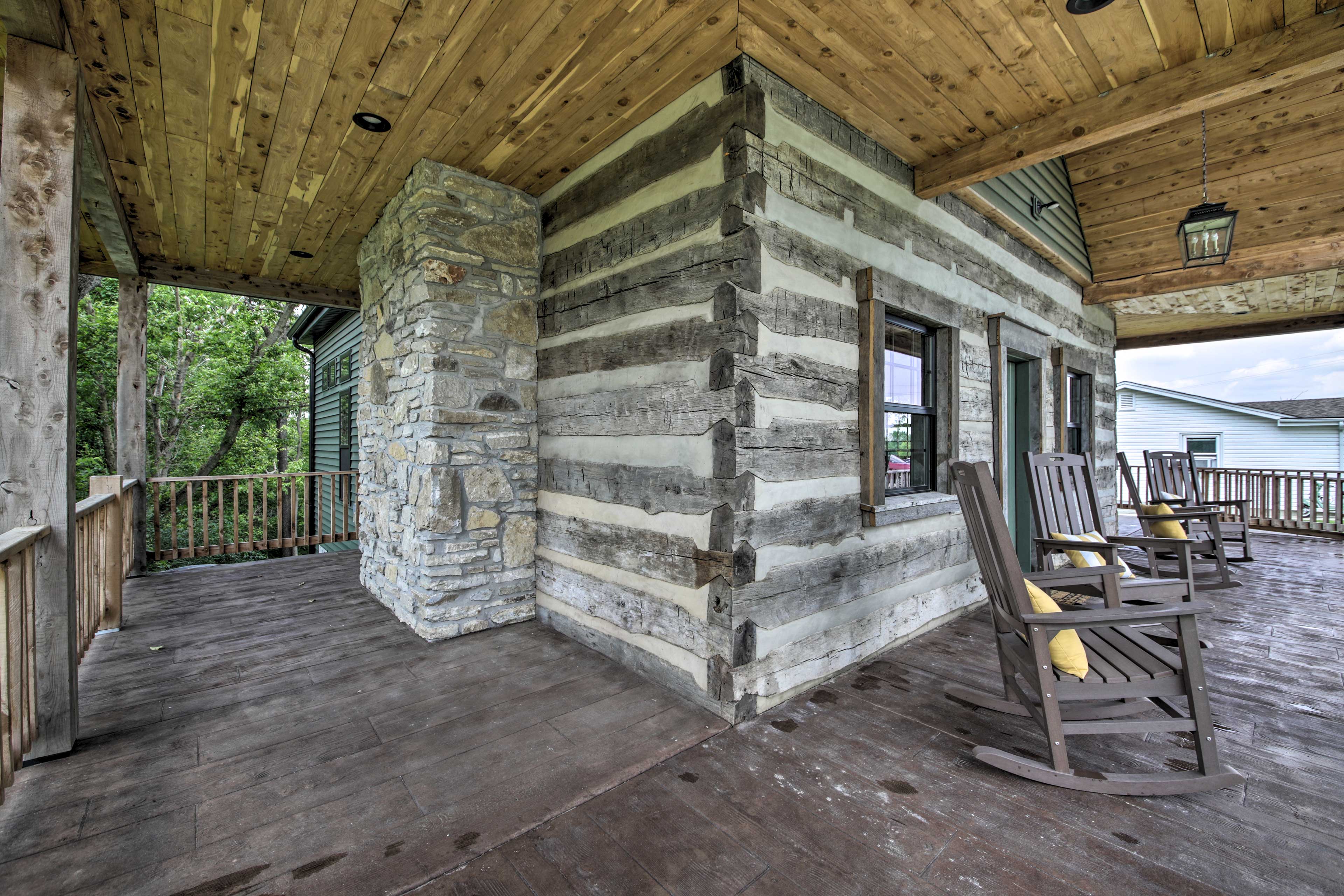 ‘Bross Brother's Cabin’ w/ Wraparound Porch!