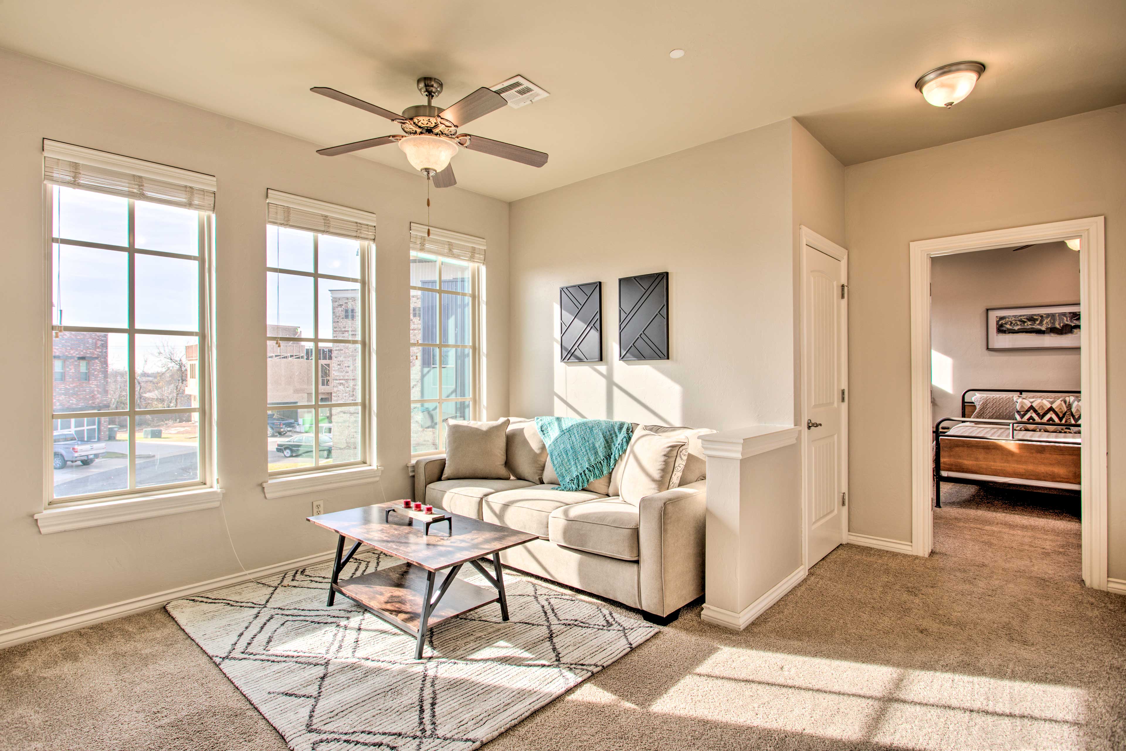 Edmond Oasis w/ Rooftop Lounge: Walk to Dtwn!