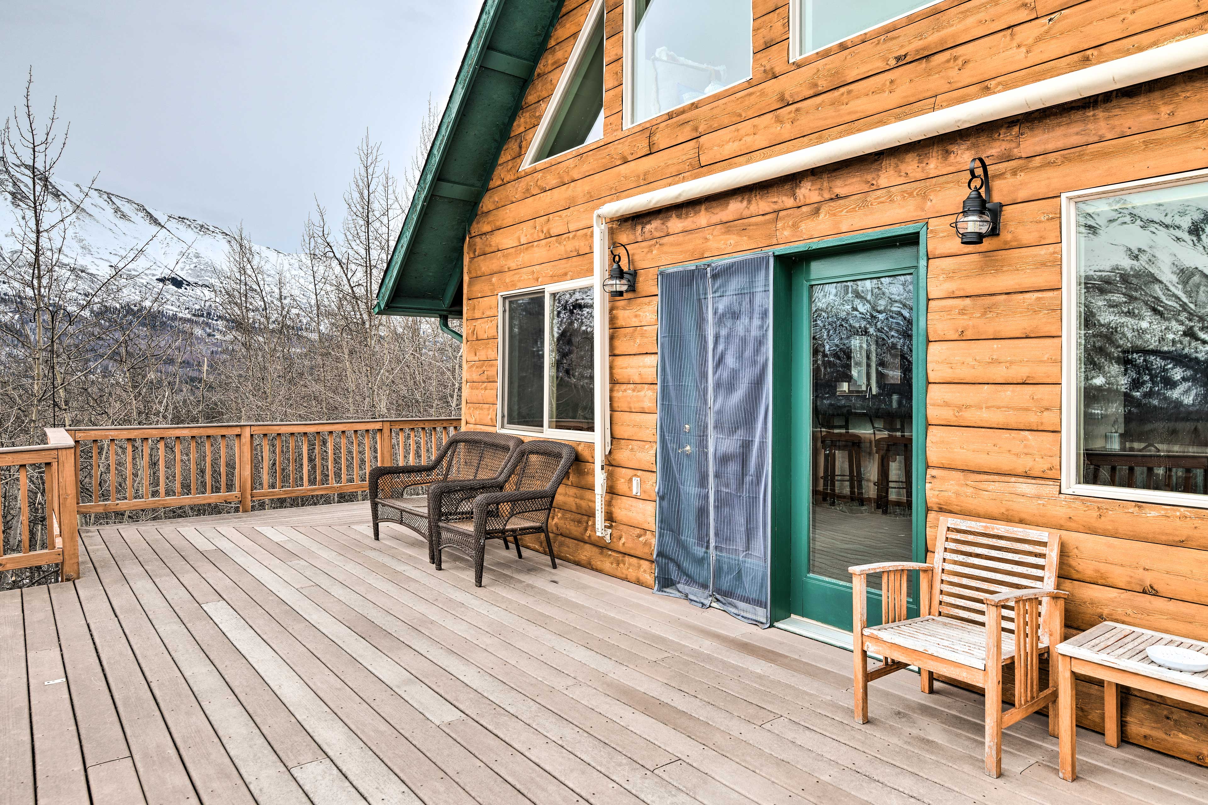 Property Image 1 - Alaskan Mountain Gem with Private Hot Tub & Gym!