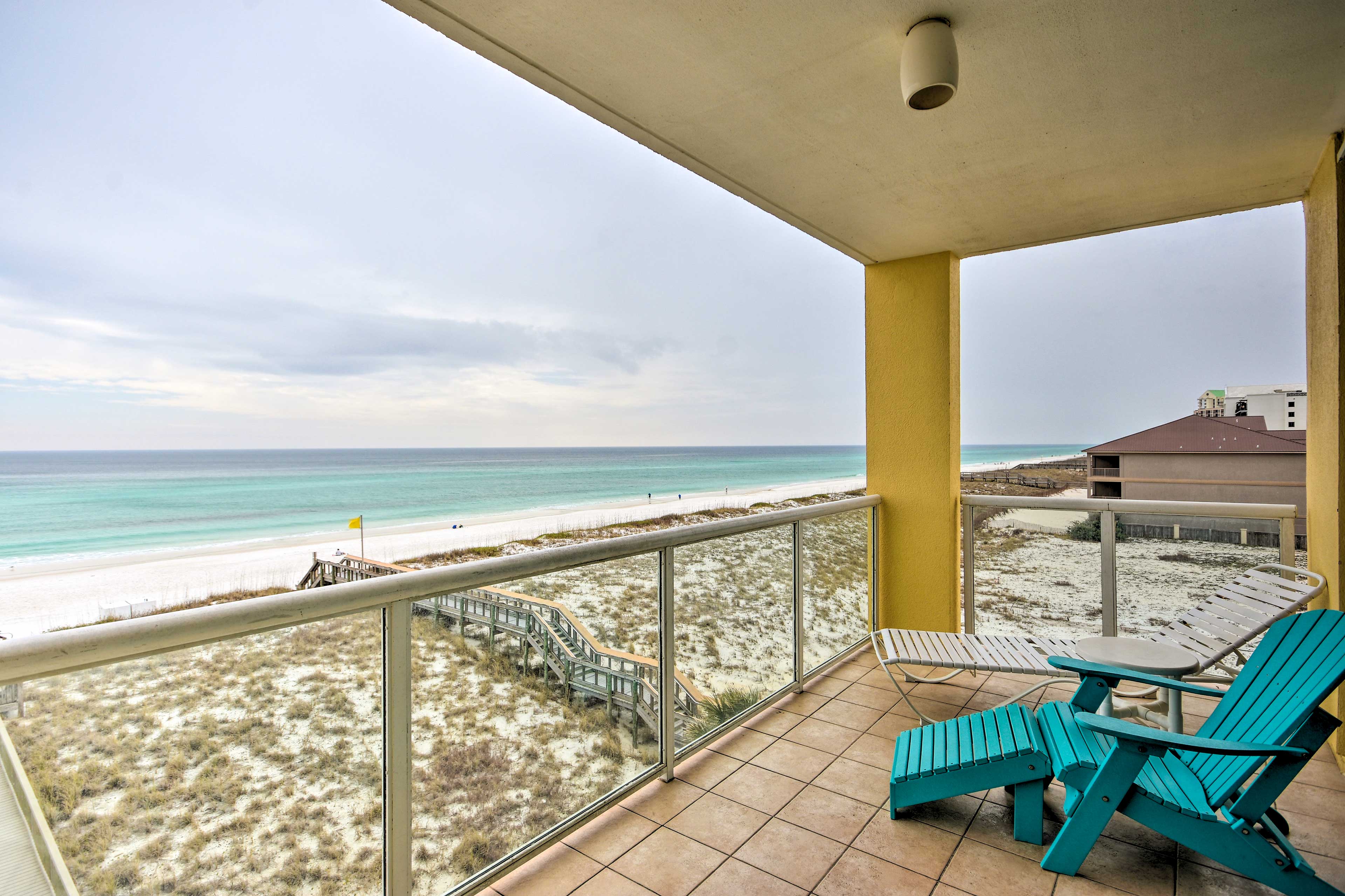 Property Image 1 - Vibrant Navarre Condo: Pool & Beach Chair Service!