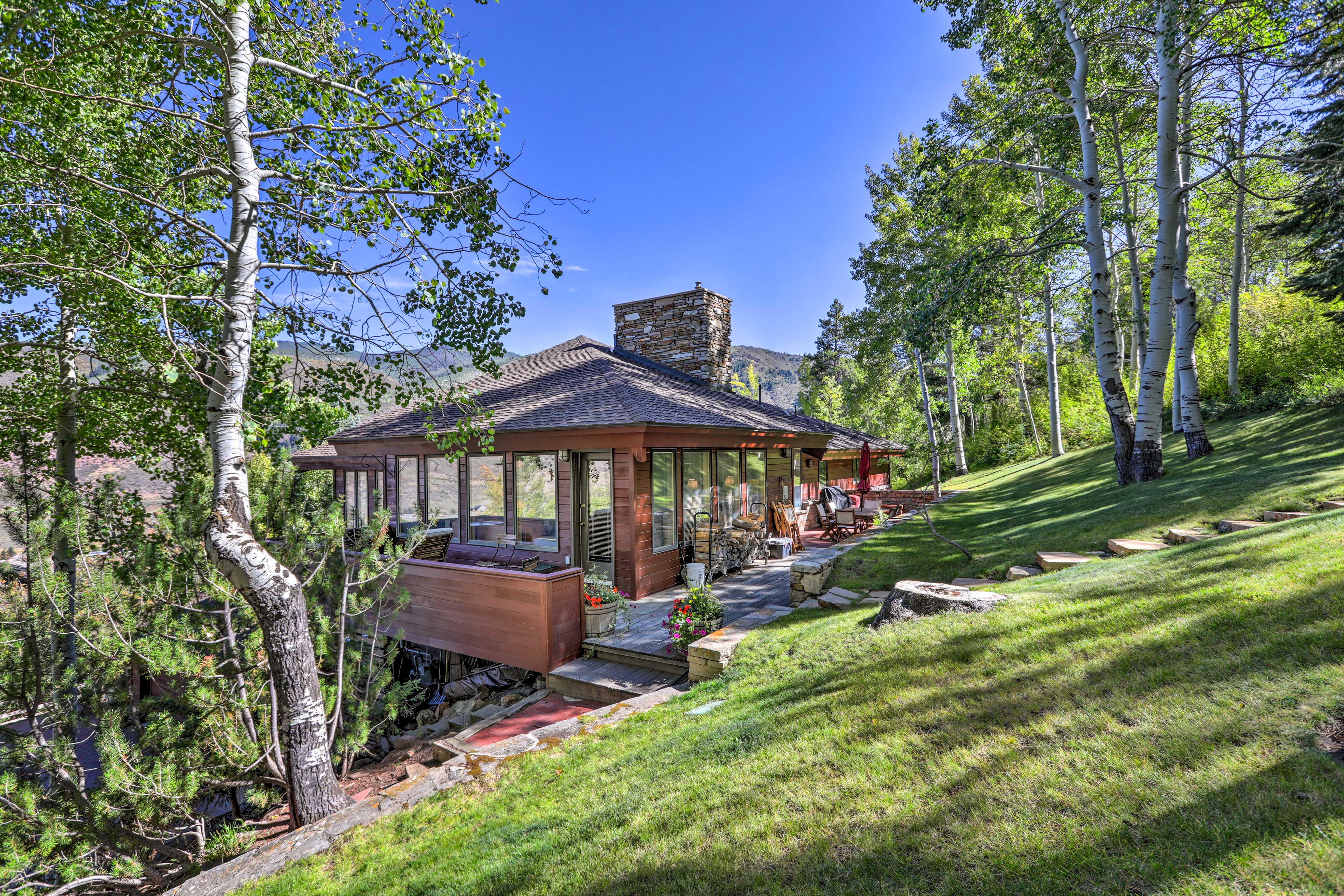 Property Image 1 - Vail ’Treehouse’ + Hot Tub, Sauna & Mtn Views