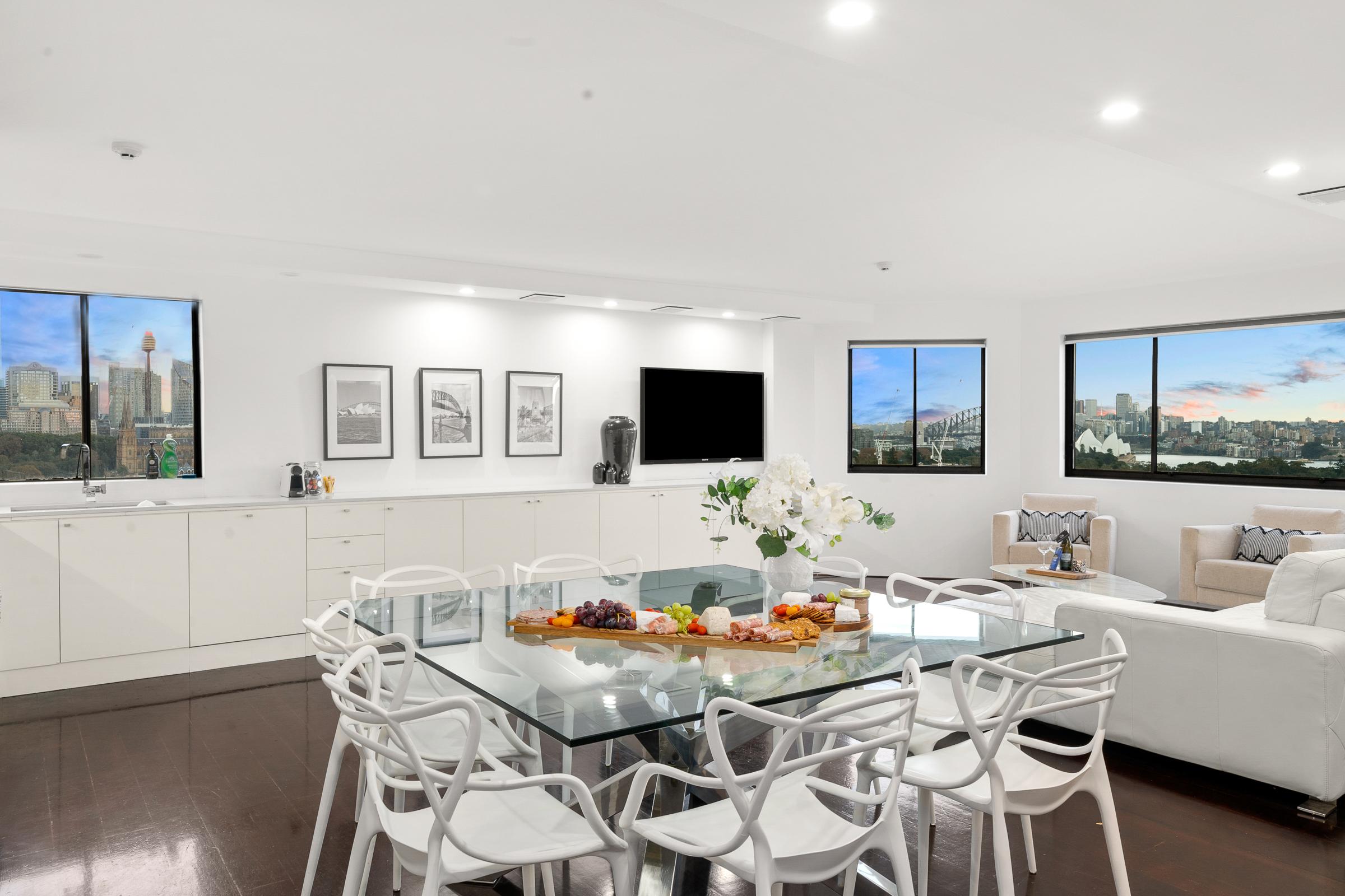 Property Image 1 - 2 Bedroom Apartment in Potts Point with City Views