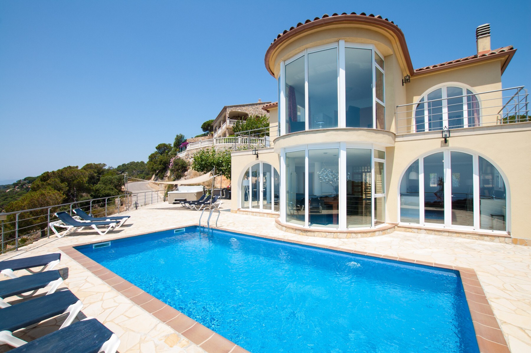 Property Image 1 - Fabulous Glass Villa with Private Parking