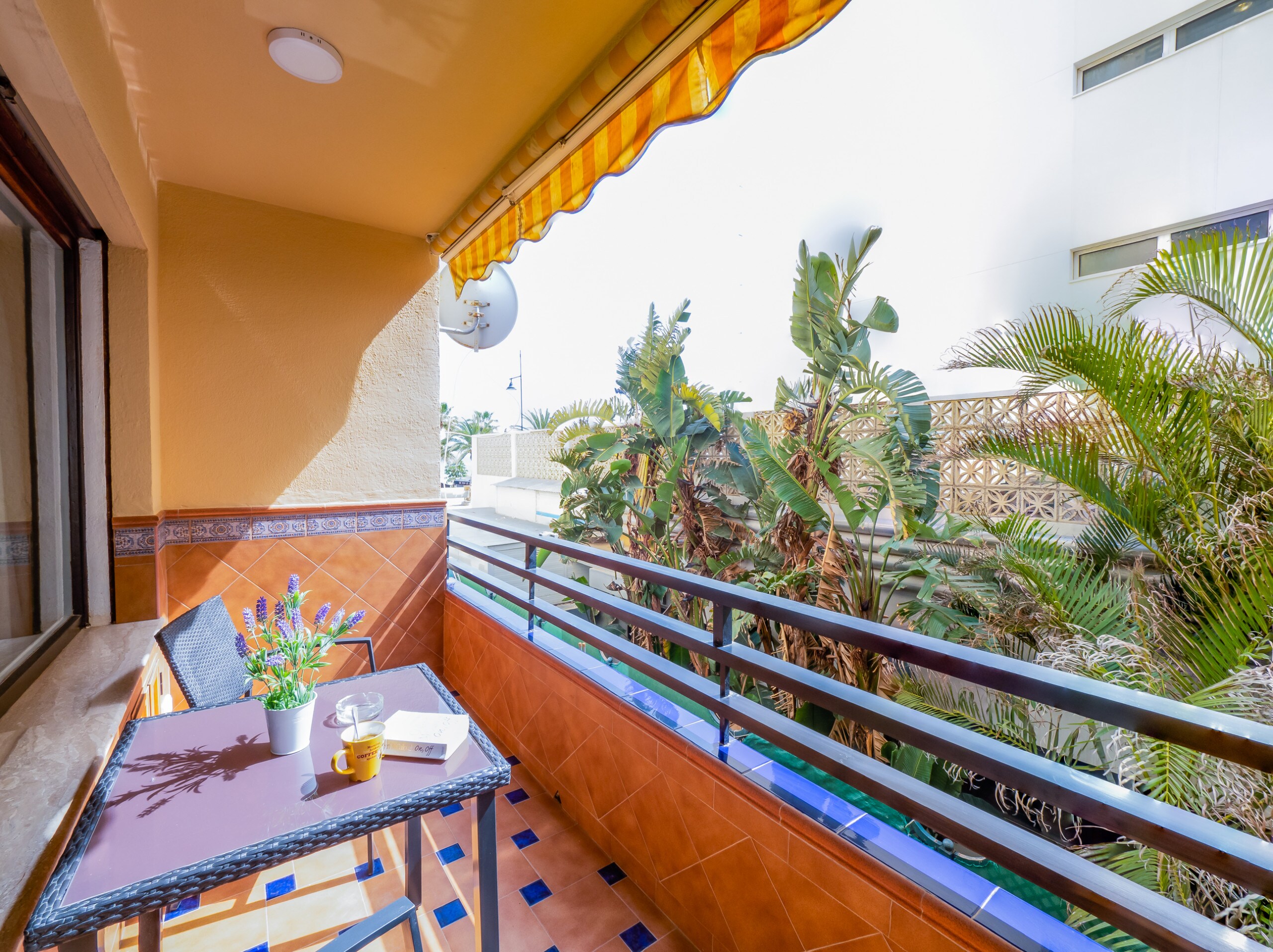 Enjoy the terrace that this apartment in Benalmádena has