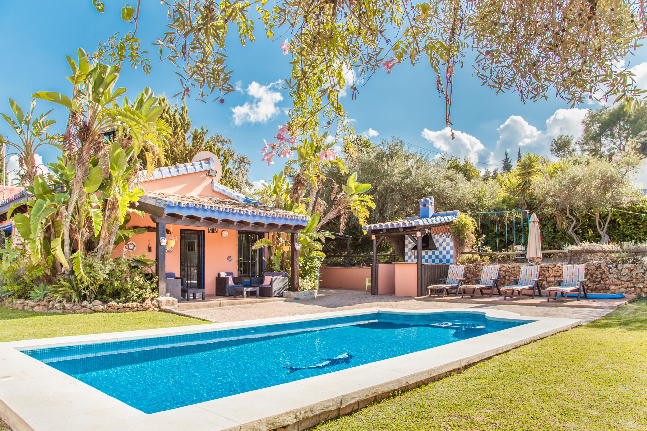 Enjoy the private pool of this estate in Alhaurín de la Torre