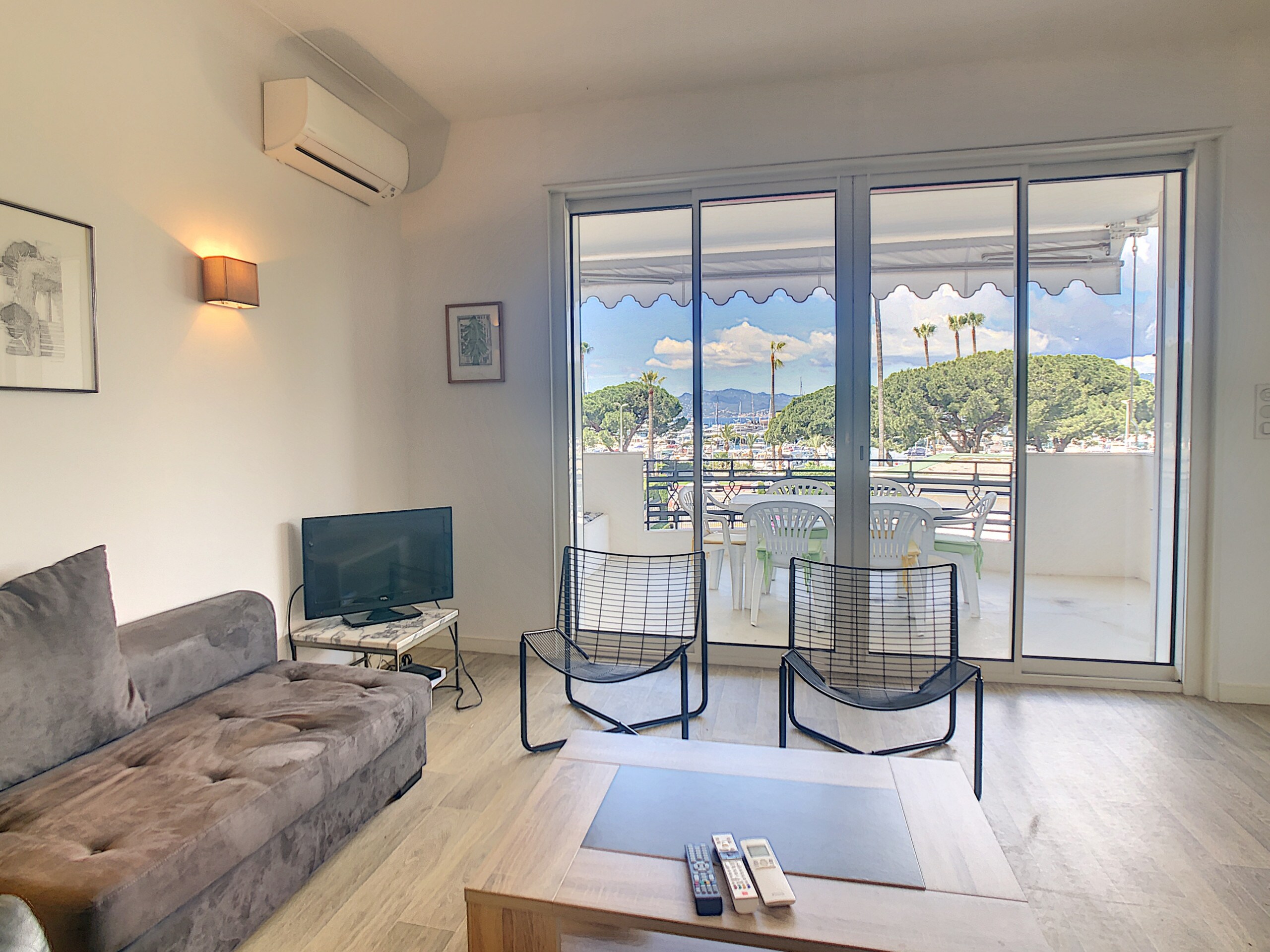 Property Image 2 - The apartment in Cannes has 3 bedrooms and capacity for 6 persons. 