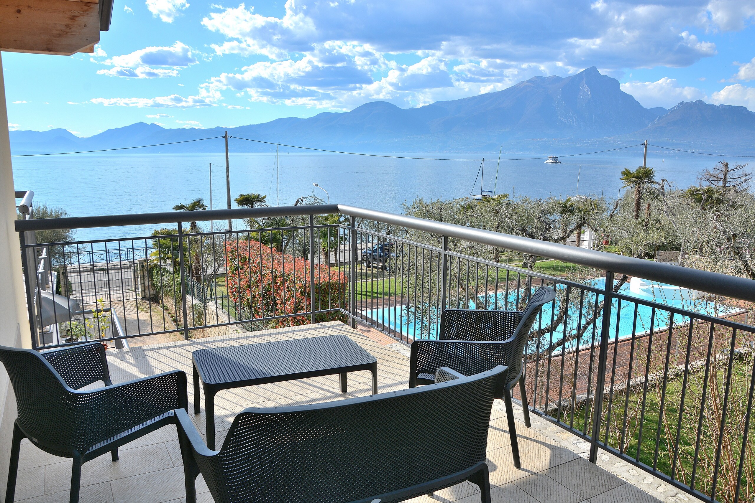 Property Image 2 - Fascinating Apartment with Panoramic Lakeview Terraces