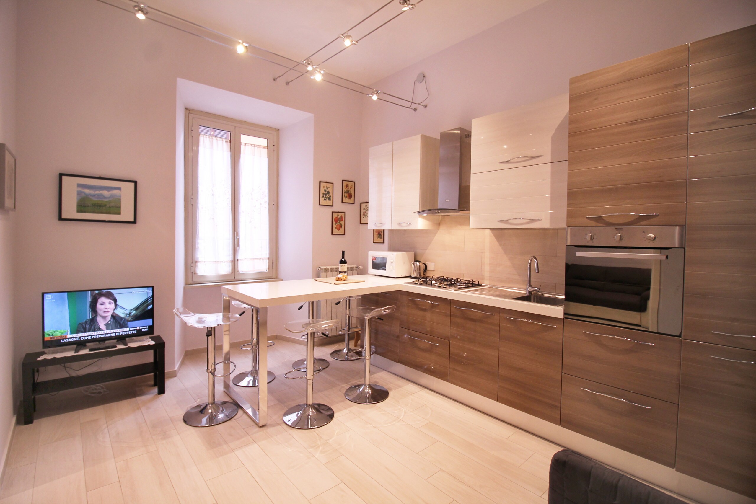 Property Image 2 - Homey Modern Flat next to busy Mercato Trionfale