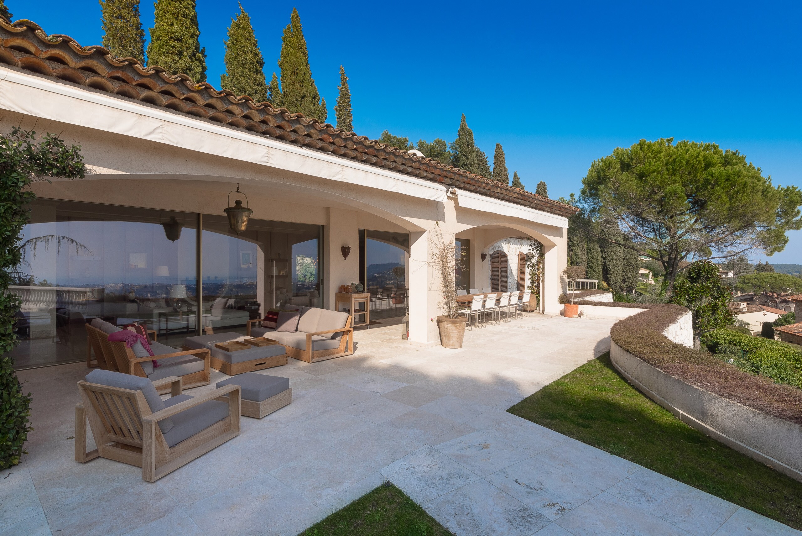 Property Image 2 - Beautiful 5-bedroom property with open sea views within walking distance to Mougins village
