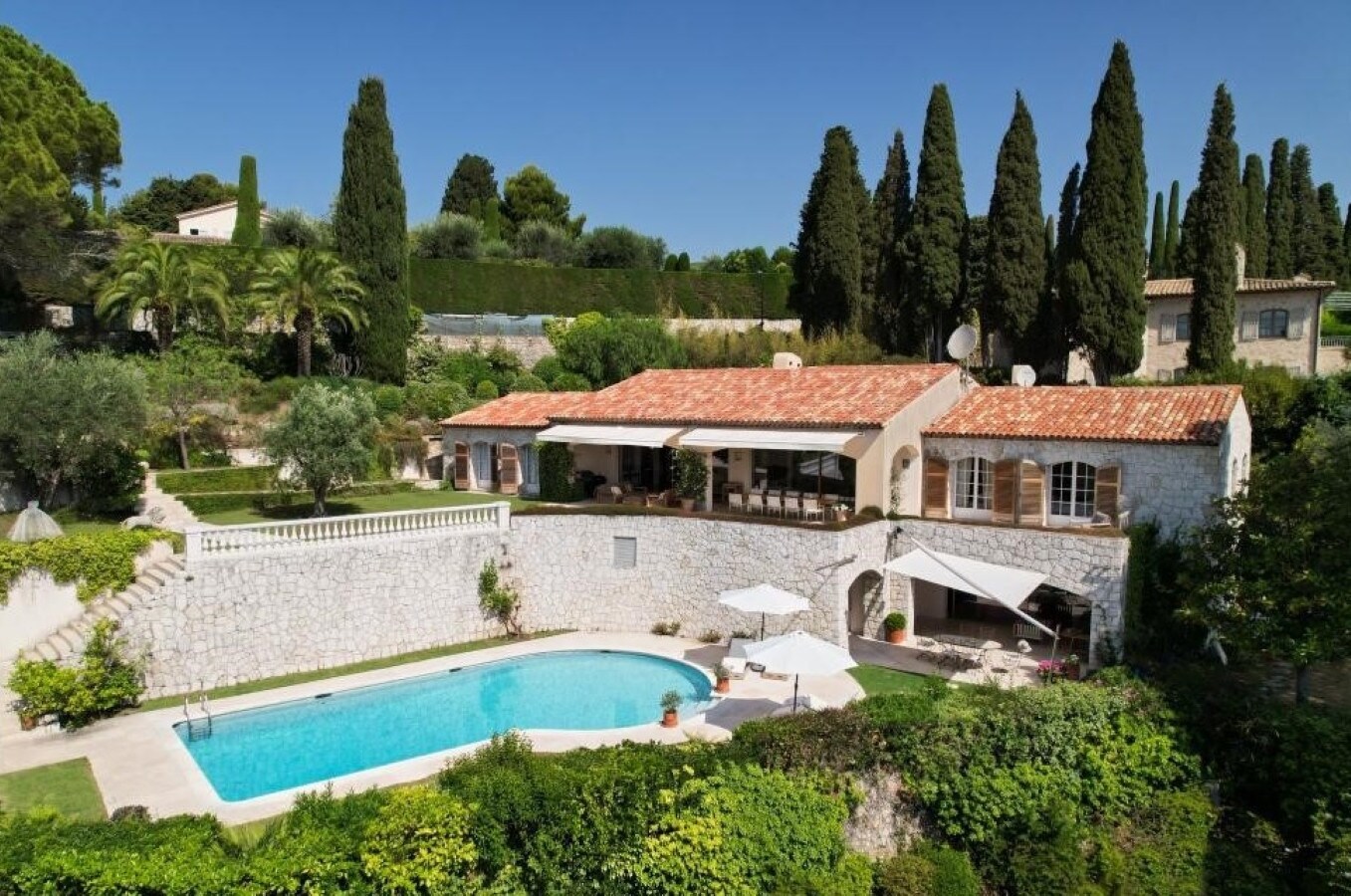 Property Image 2 - Beautiful 5-bedroom property with open sea views within walking distance to Mougins village