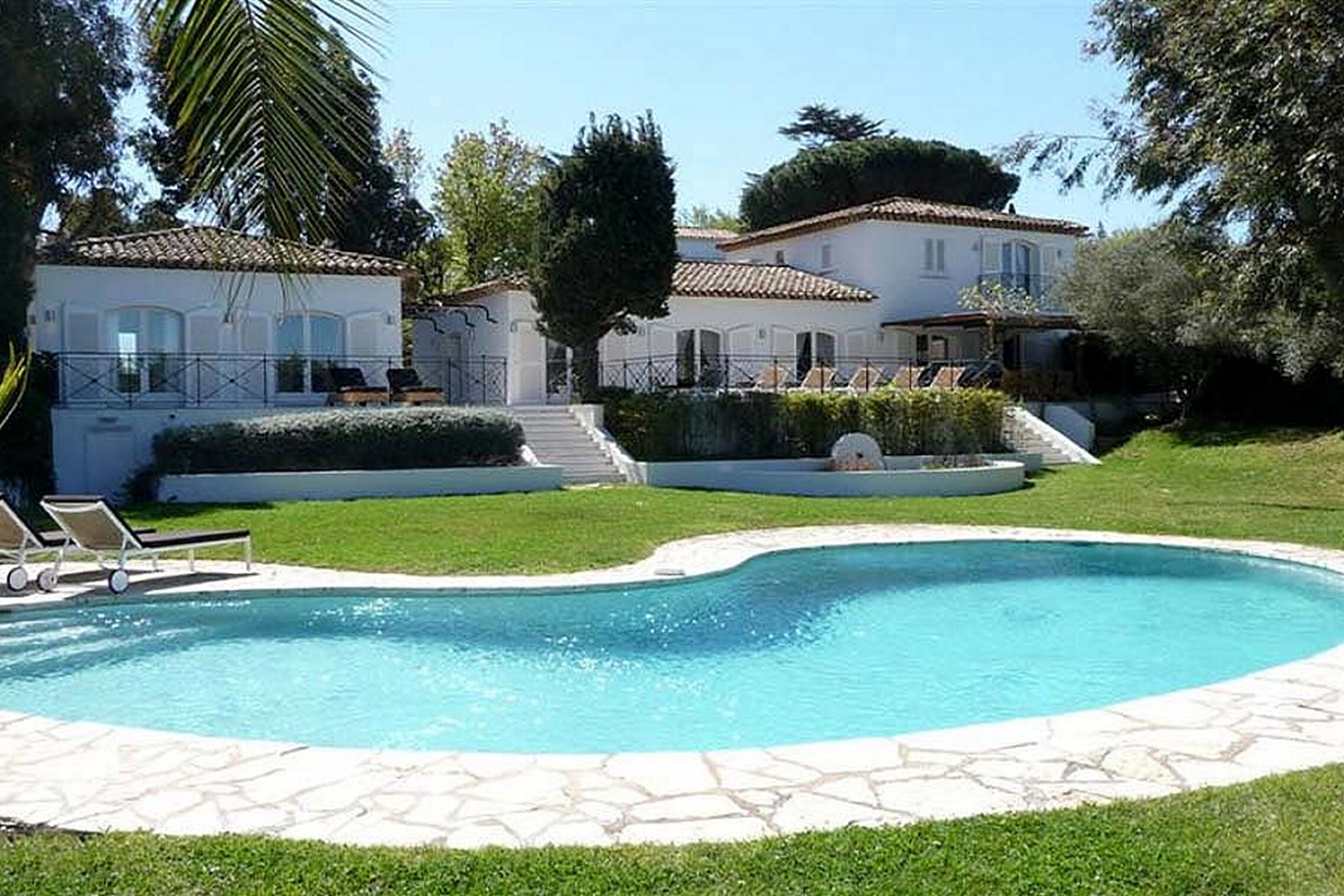 Property Image 1 - Exceptional 5 bedroom family villa with large pool and AC within walking distance of Saint Tropez centre