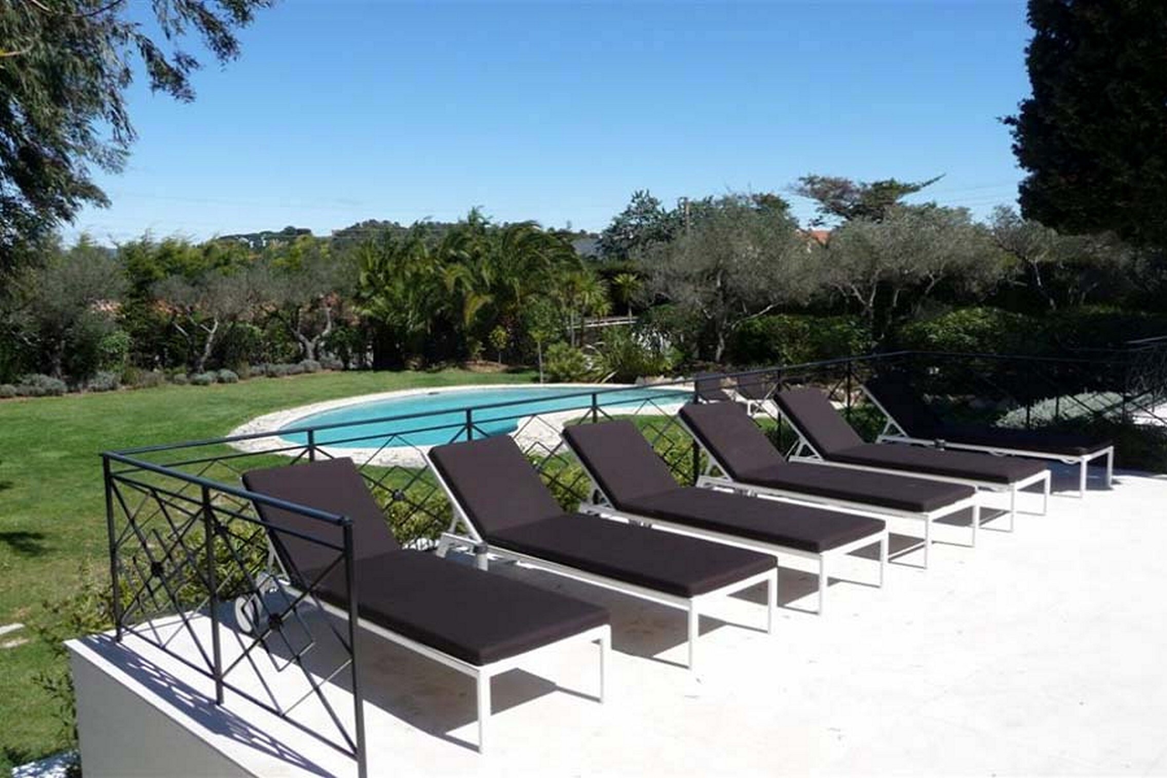 Property Image 2 - Exceptional 5 bedroom family villa with large pool and AC within walking distance of Saint Tropez centre