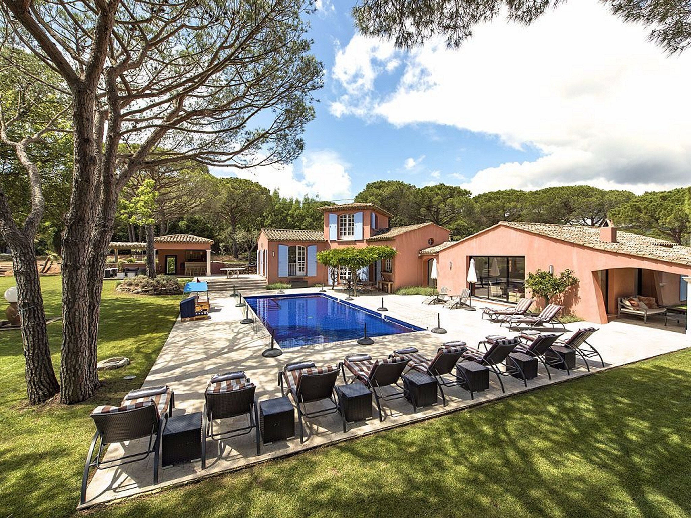 Property Image 1 - 6 bedroom family villa with pool, AC and large garden near Pampelonne beach