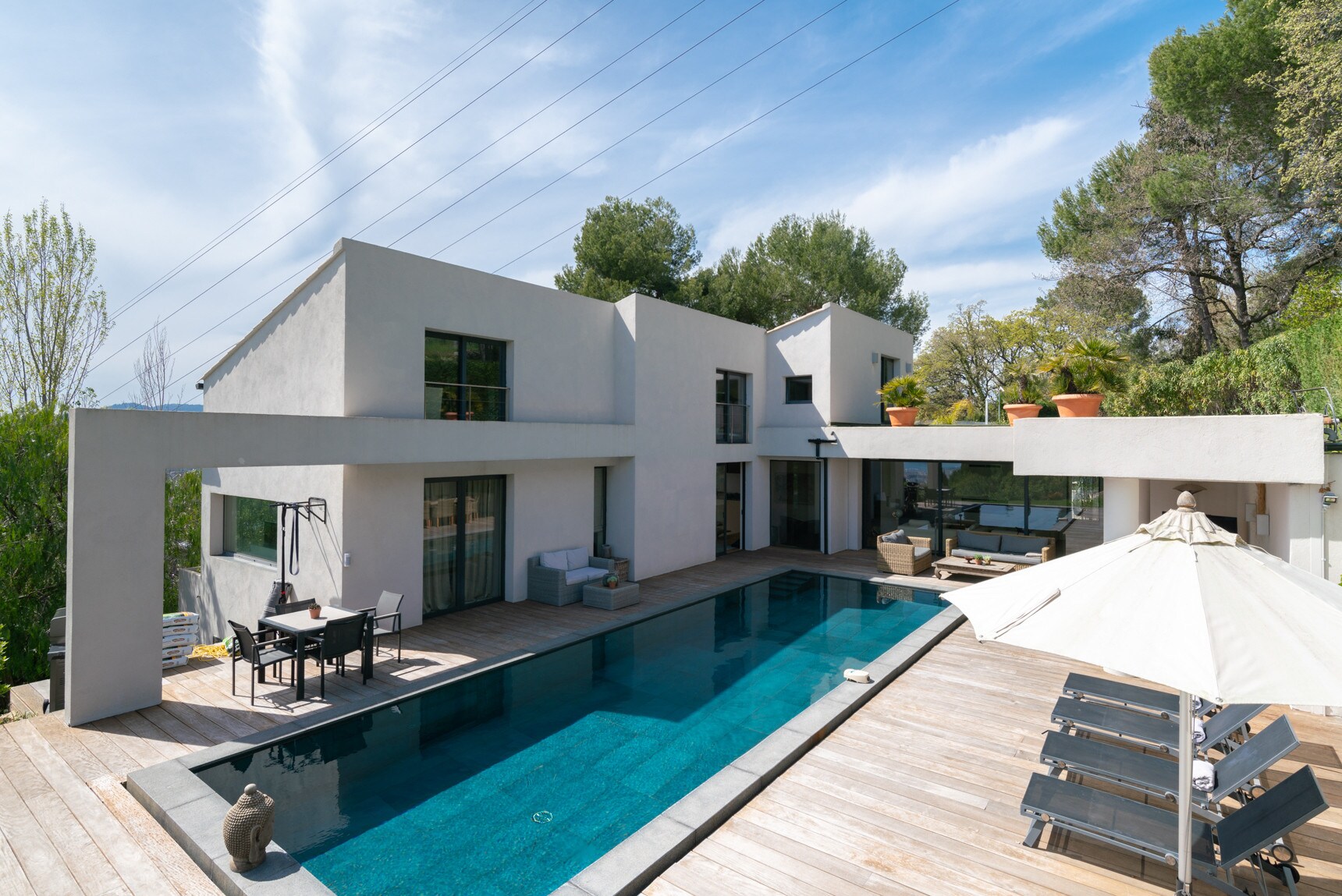 Property Image 1 - Beautiful contemporary property in a gated domaine in Mougins overlooking the Bay of Cannes