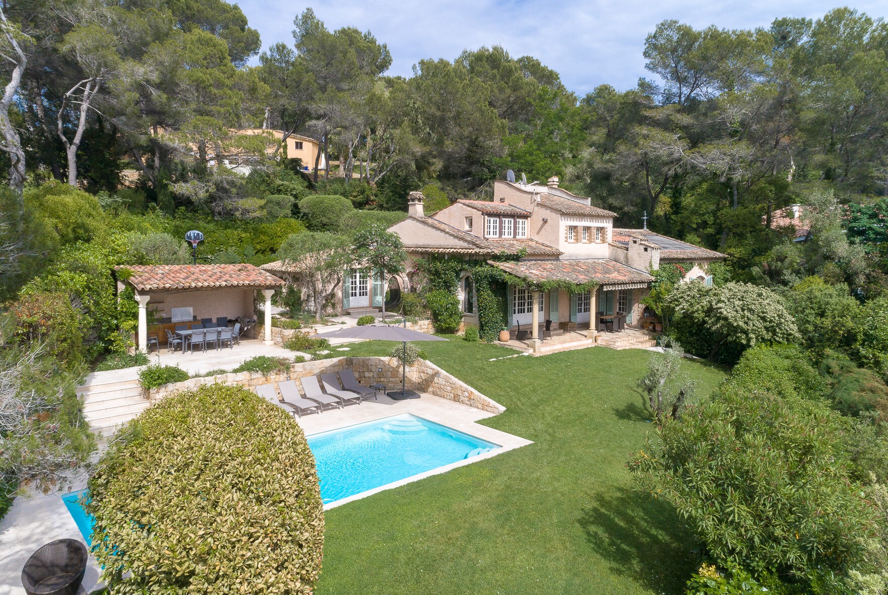Property Image 1 - A wonderful family villa in the Parc de Mougins