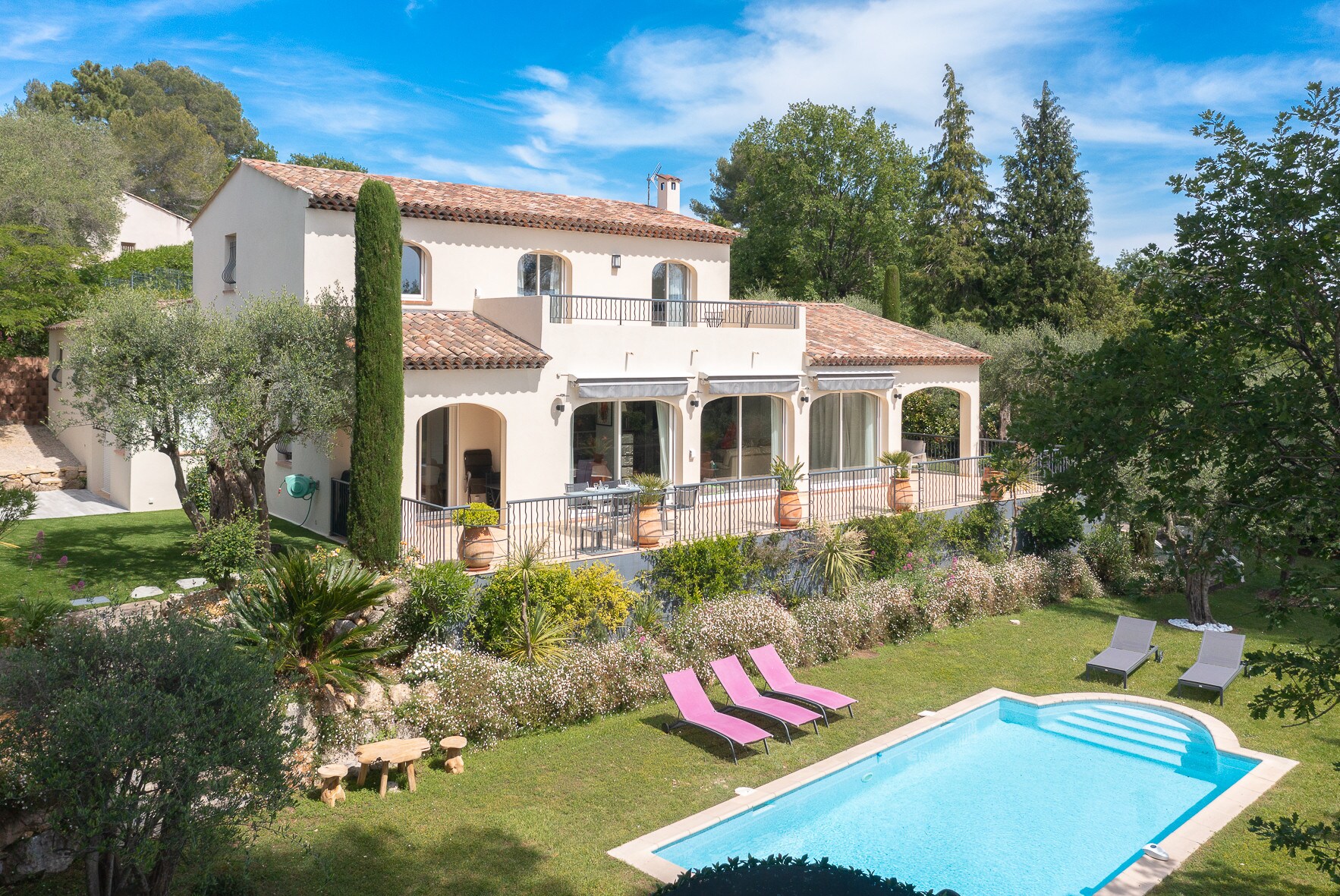 Property Image 1 - Pretty 3 bedroom family villa with heated pool and great mountain views near Valbonne village