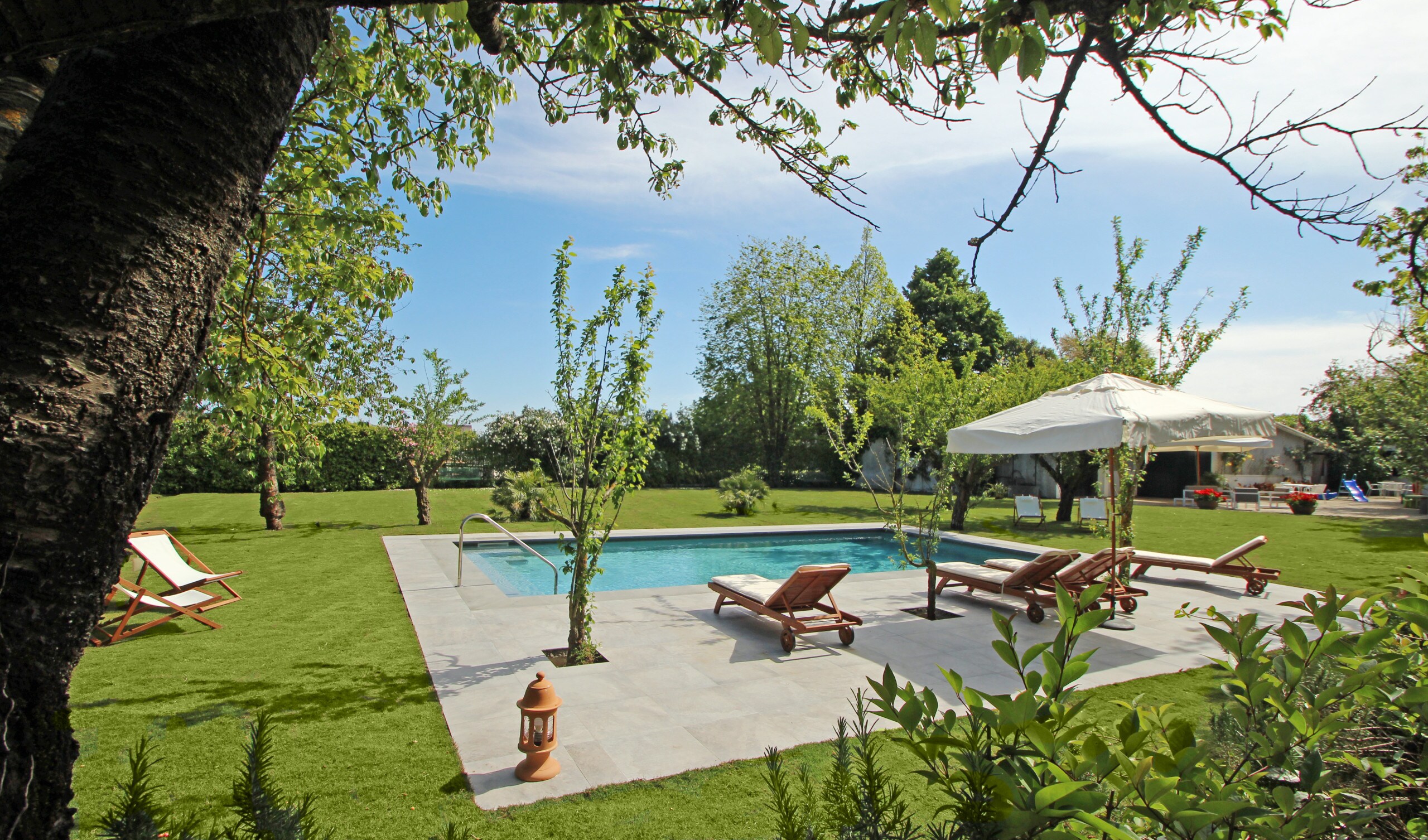 Pool and wide solarium with garden, La Casa Bianca