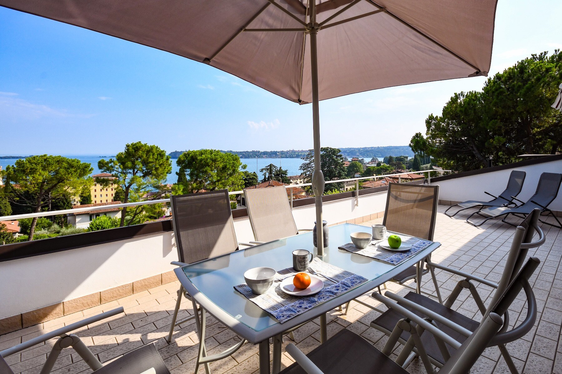 Property Image 1 - cosy apartment with beautiful lake view in Gardone Riviera