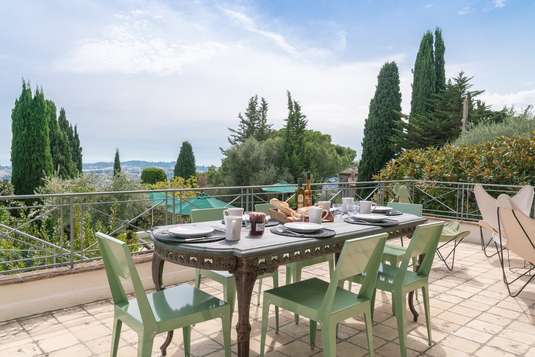 Property Image 2 - Beautiful contemporary villa with lovely views to the sea and the Lerins islands, walkable to Mougins vill