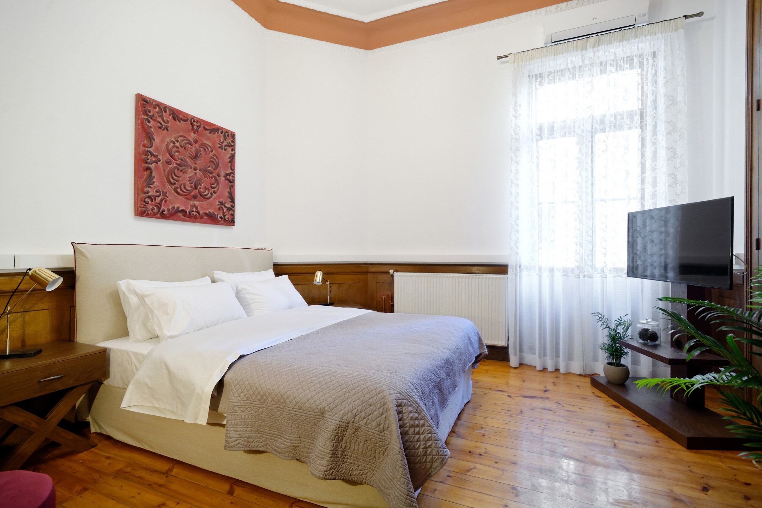 Spacious bedrooms full of light in neoclassical building, wooden floors and details will make your stay unforgettable. 