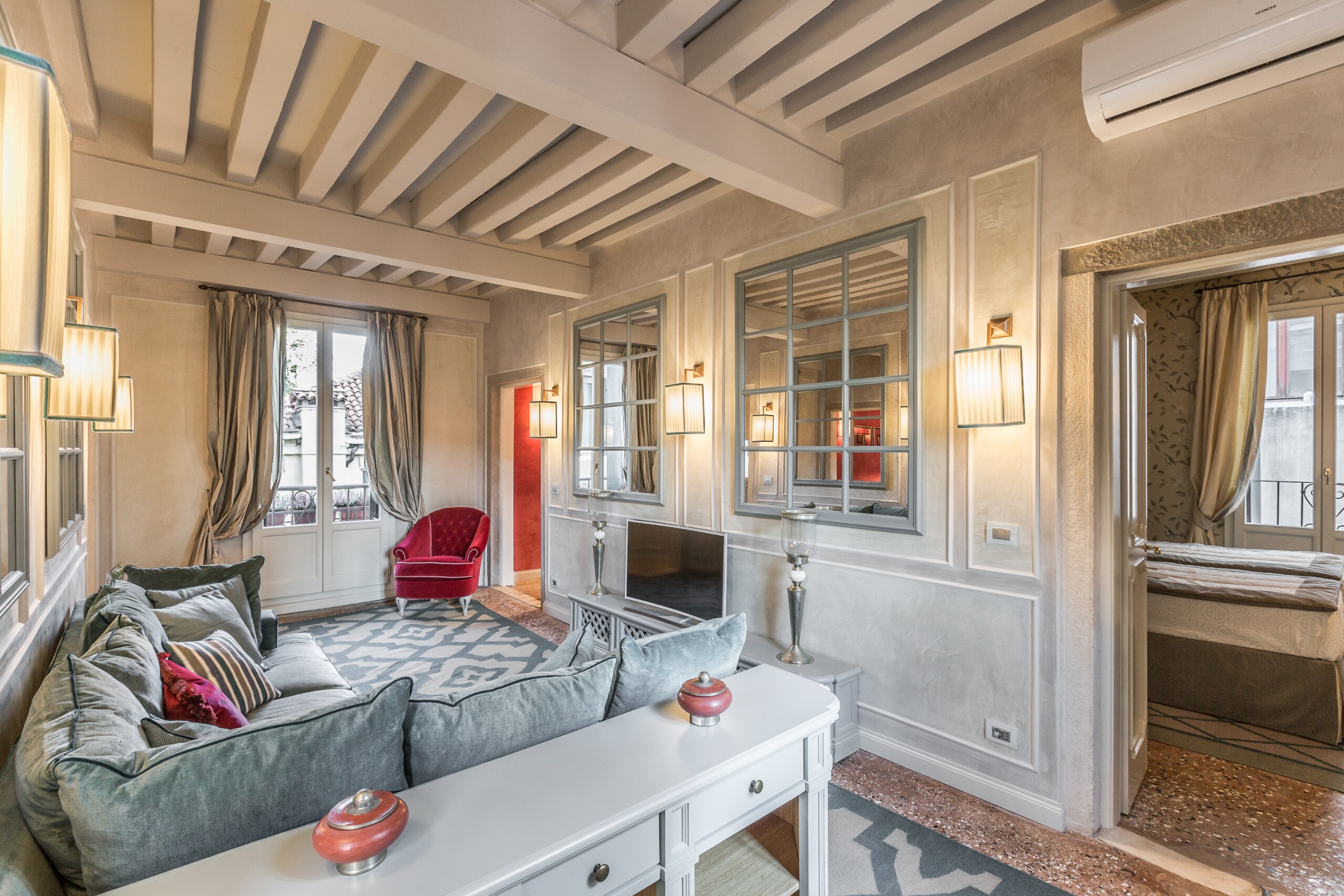 Property Image 1 - Luxuriously Renovated Apartment close to the Accademia