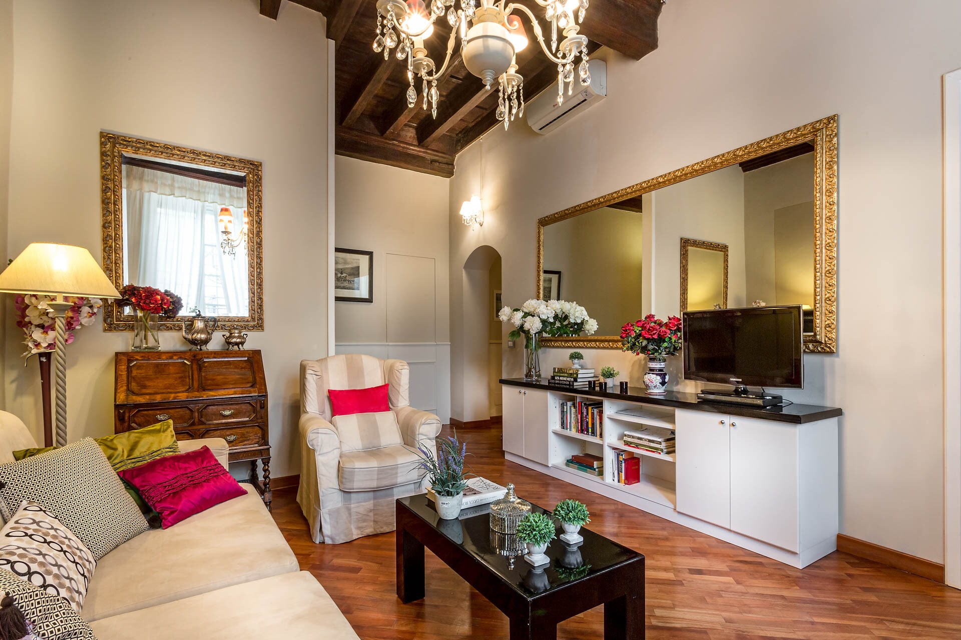 Property Image 2 - Captivating Bright 2 Bedroom Apartment in Lucca Centre