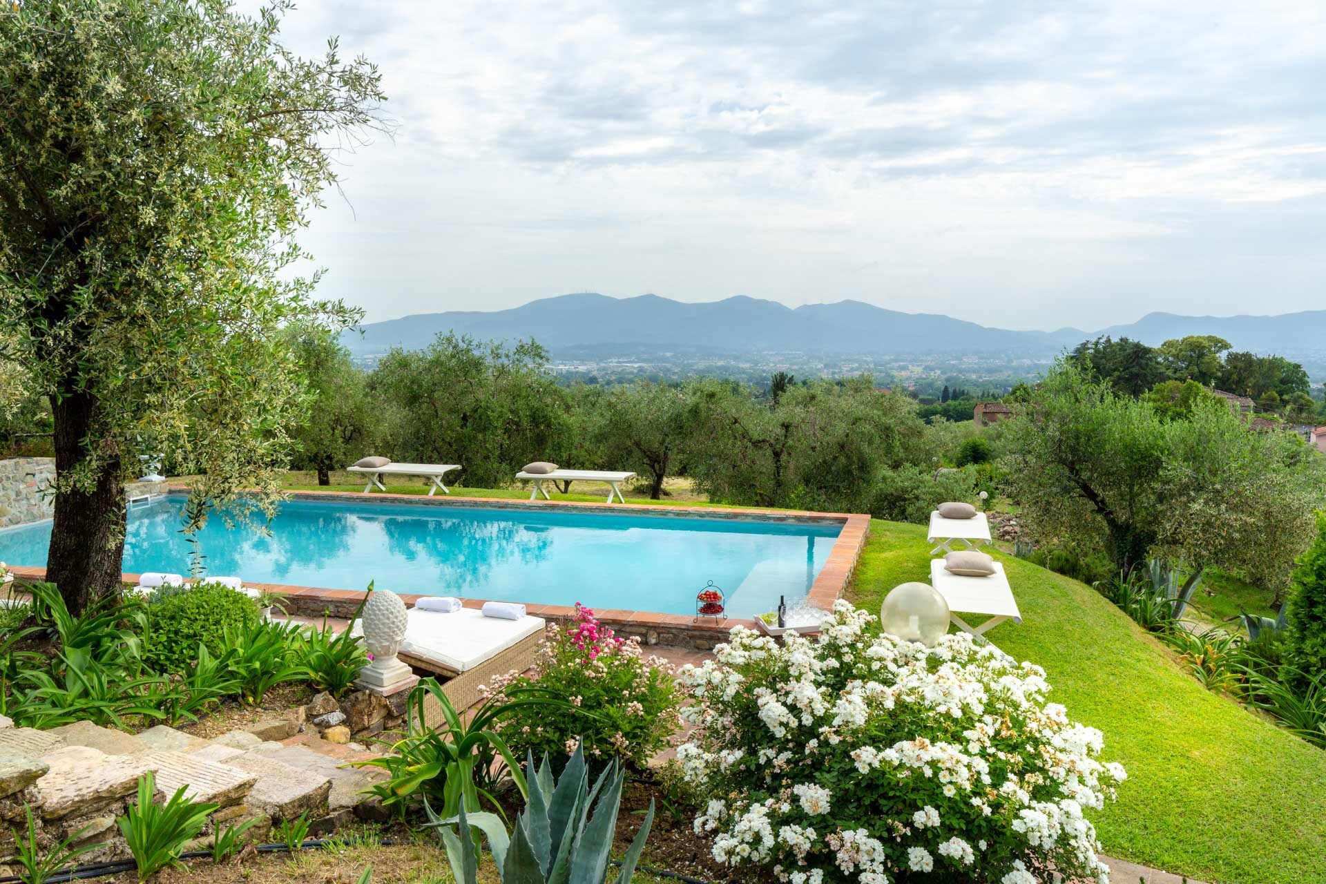Property Image 1 - Exquisite Tuscan-style Villa with a Majestic Pool