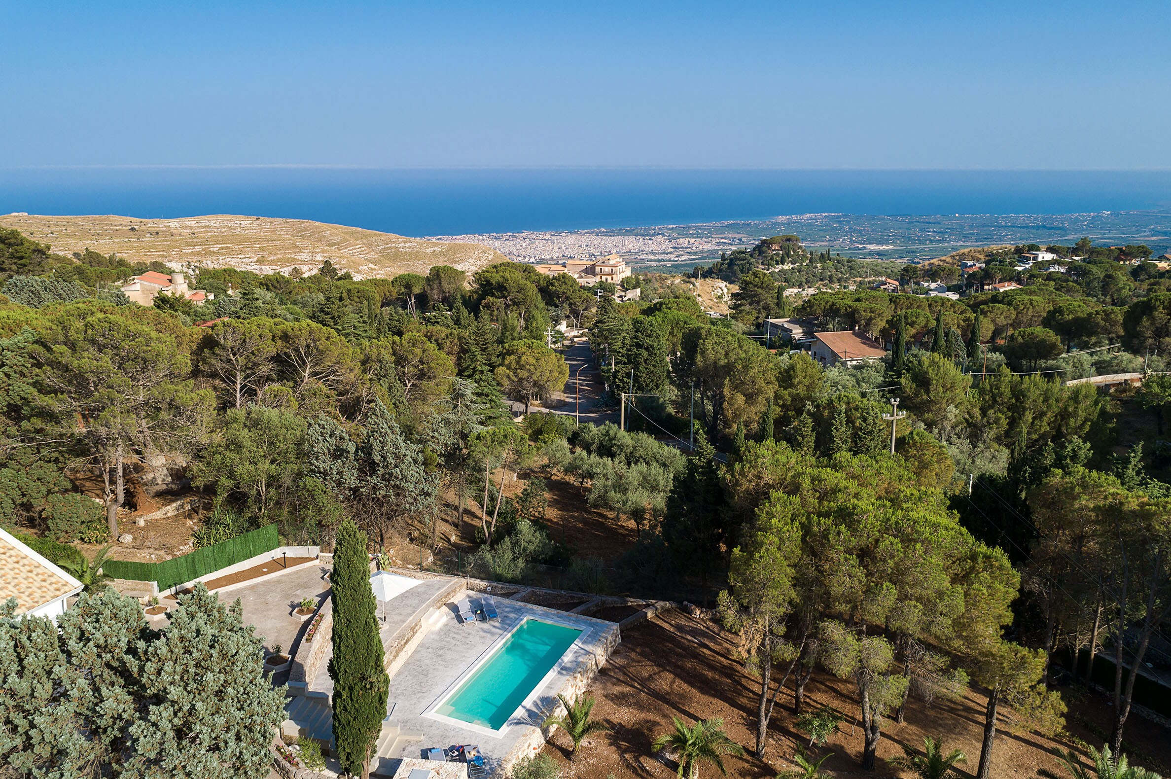 Property Image 1 - Vivid Modern Villa with Large Salt Water Pool