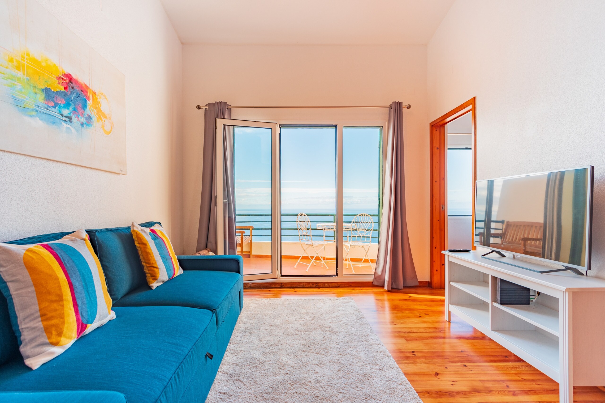 Property Image 2 - Vibrant Airy Apartment with Spectacular Sea View