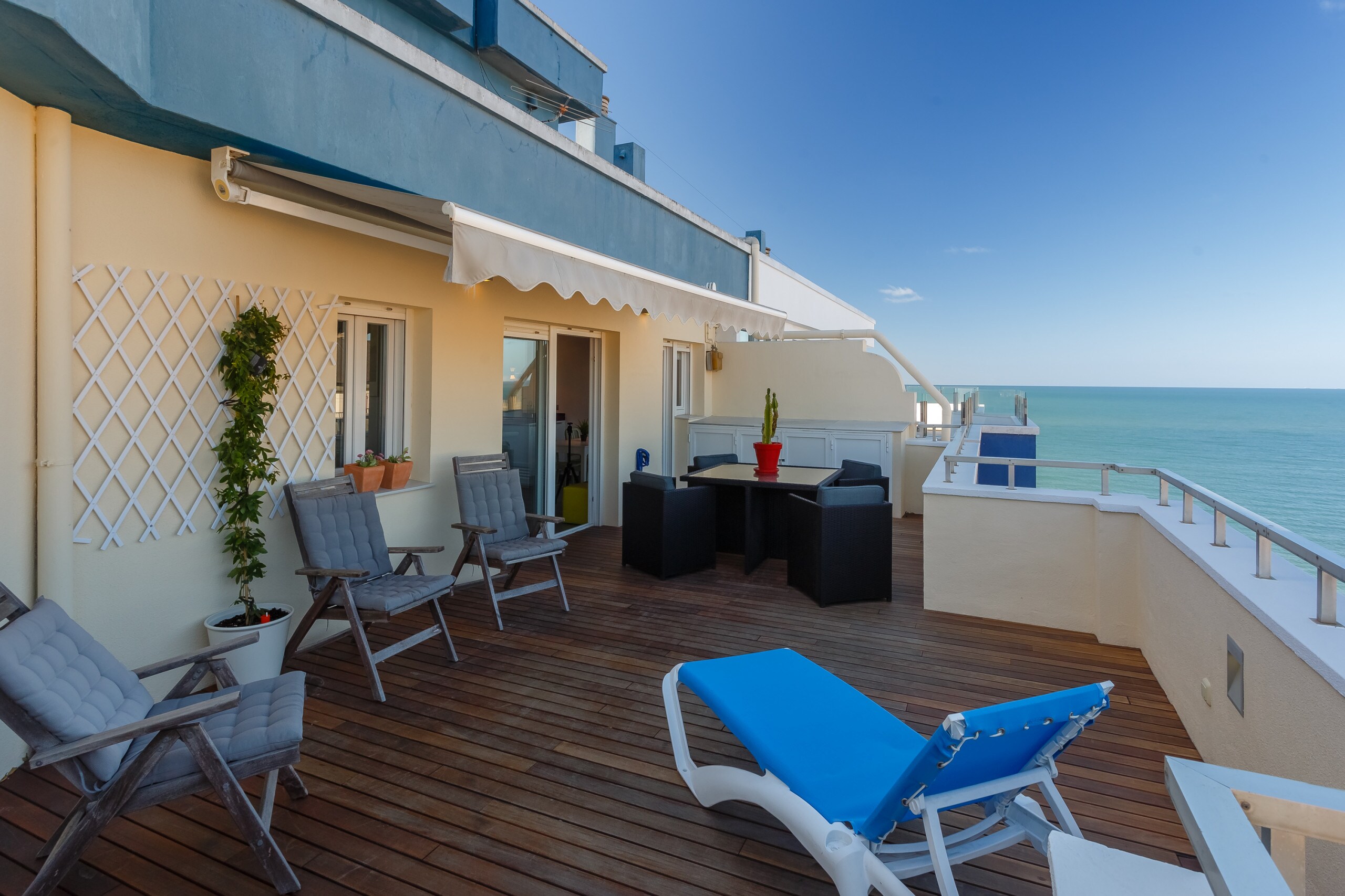 Property Image 1 - Modern Spectacular Apartment with Beachfront Deck