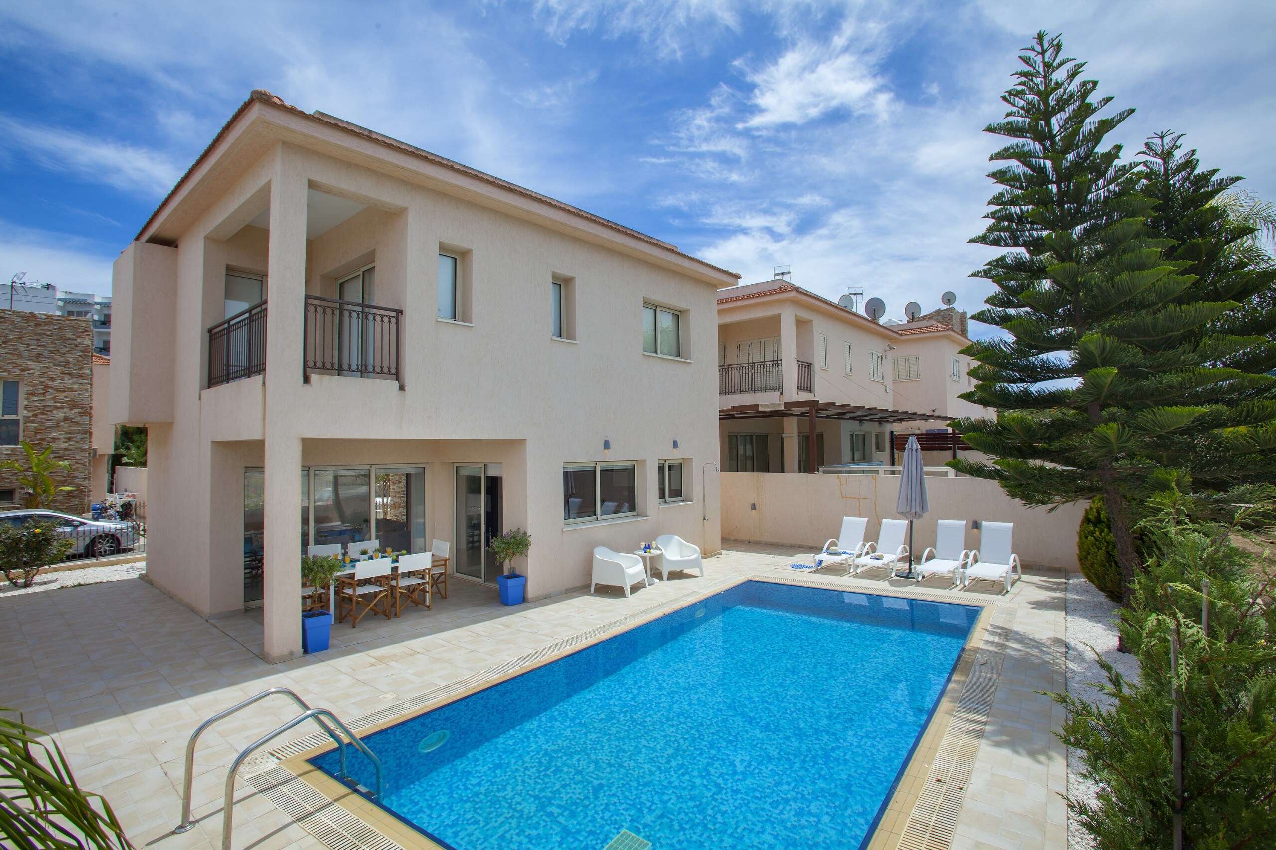Property Image 2 - Superior Villa with Pool near the Beach and Shops
