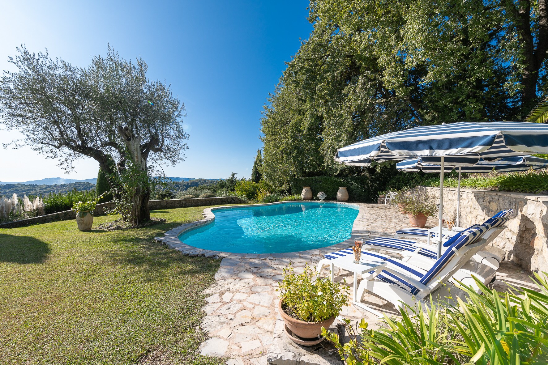 Property Image 2 - 5 bedroom villa with pool and splendid sea and country views, walkable to Opio village
