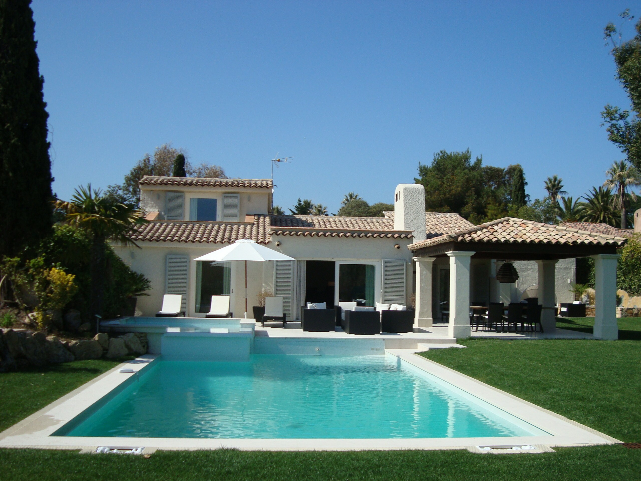 Property Image 1 - 6 bedroom family villa with AC, pool and 2 minutes’ walk to the local beach