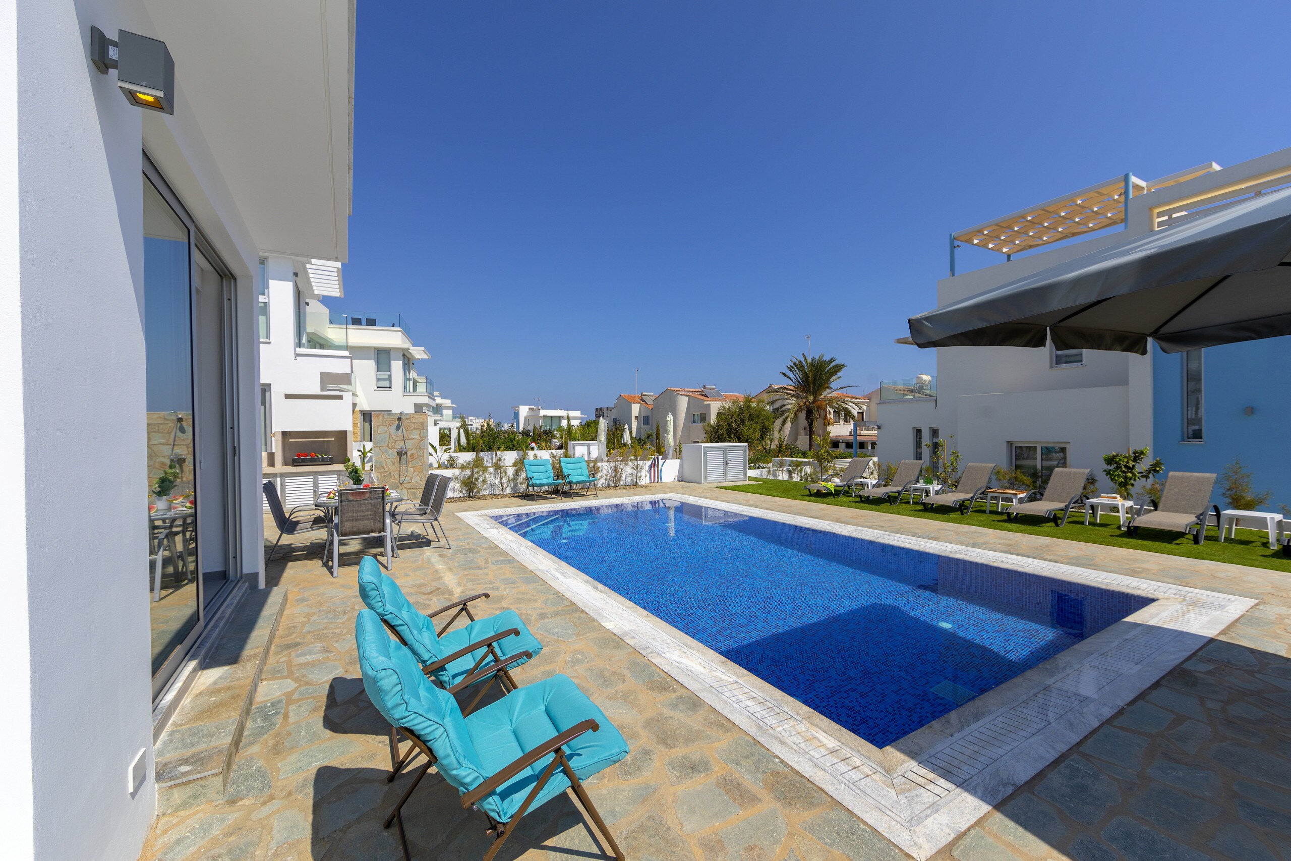 Property Image 1 - Warm Light Filled Villa with Pool close to Mimosa Beach