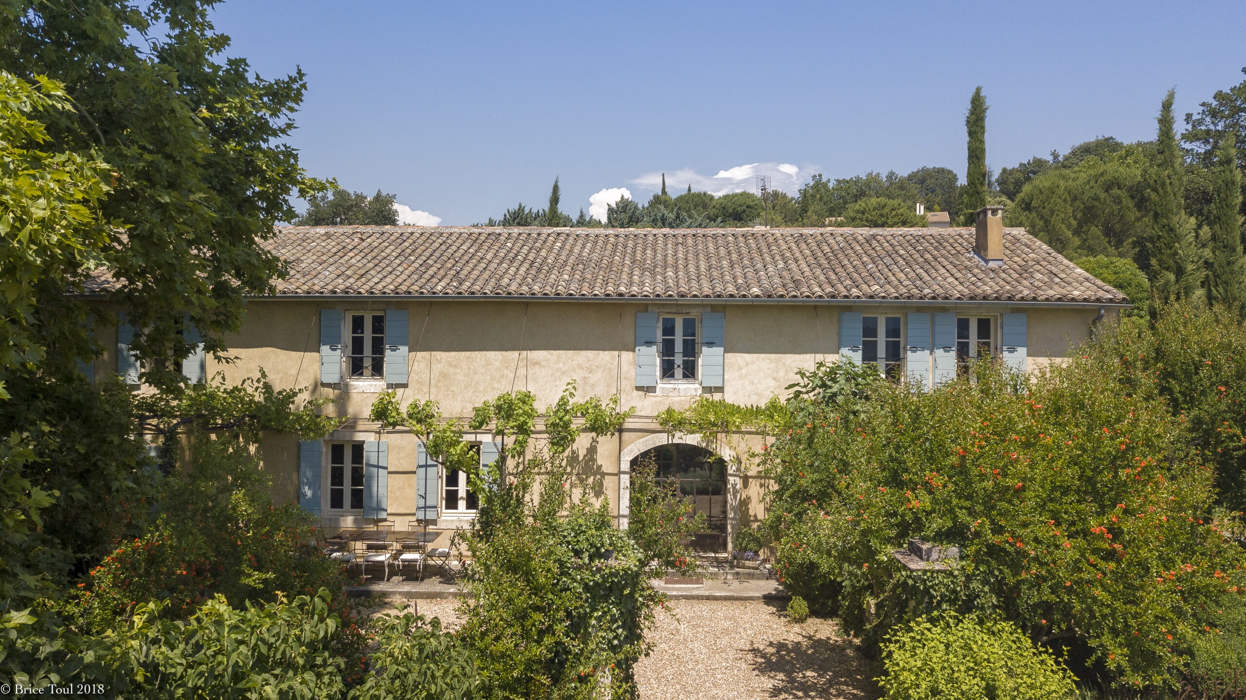 Property Image 1 - Lovingly restored 6-bedroom property with heated pool and views of the Luberon, walking distance to Goult 