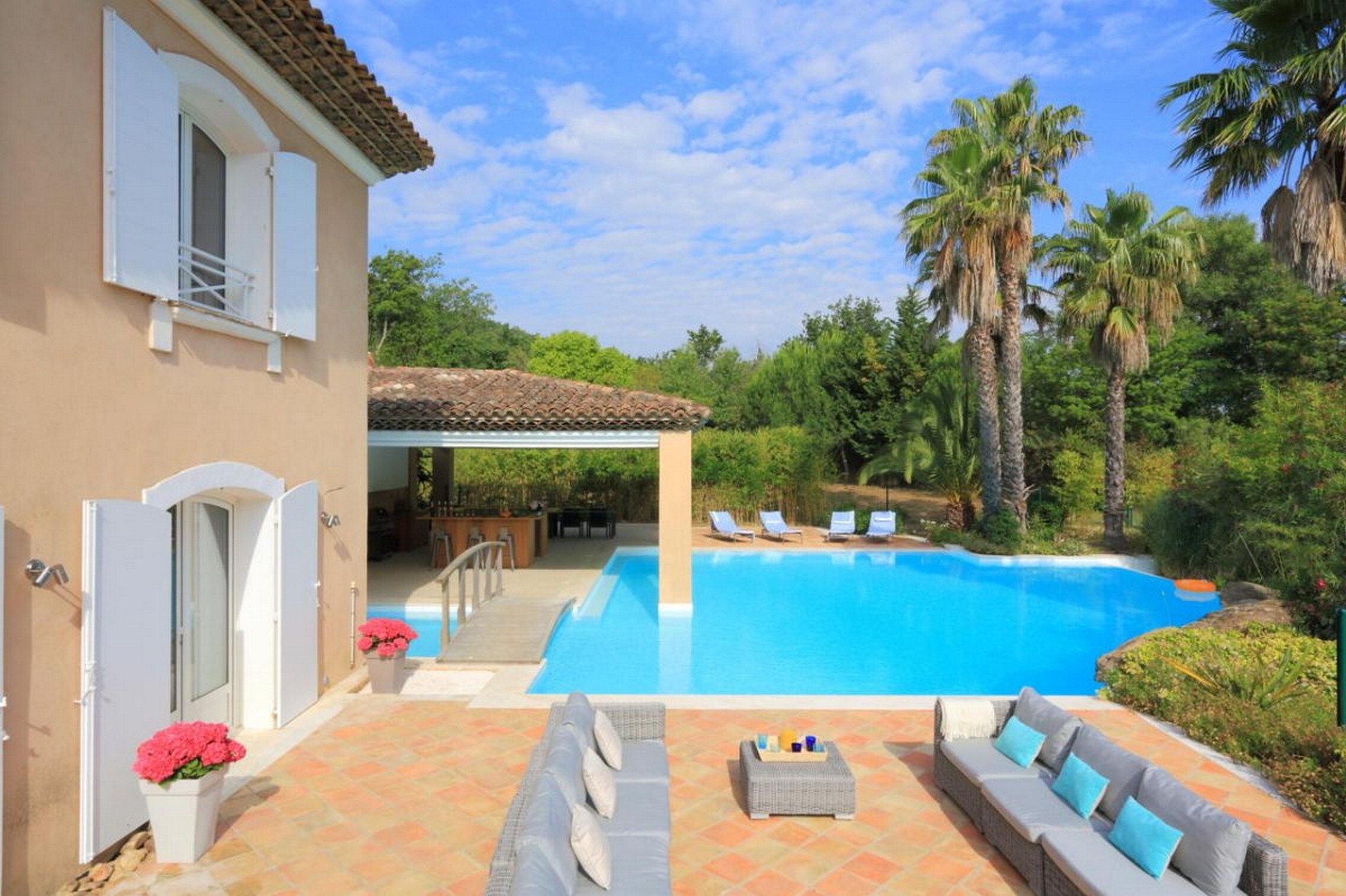 Property Image 1 - Fabulous 6 bedroom villa with heated infinity pool, AC and a large garden