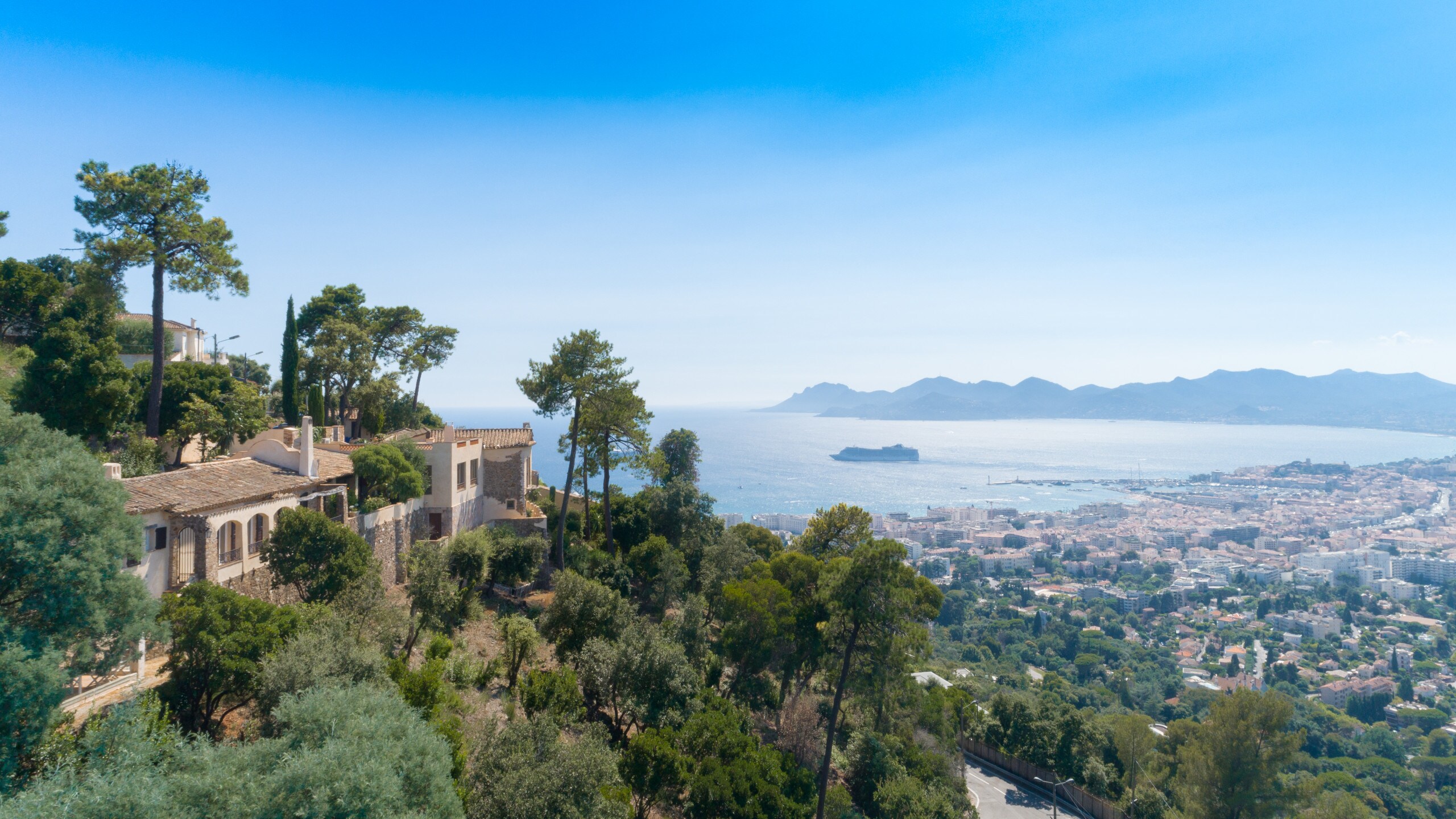 Property Image 1 - Characterful hilltop villa with breathtaking views over the Bay of Cannes