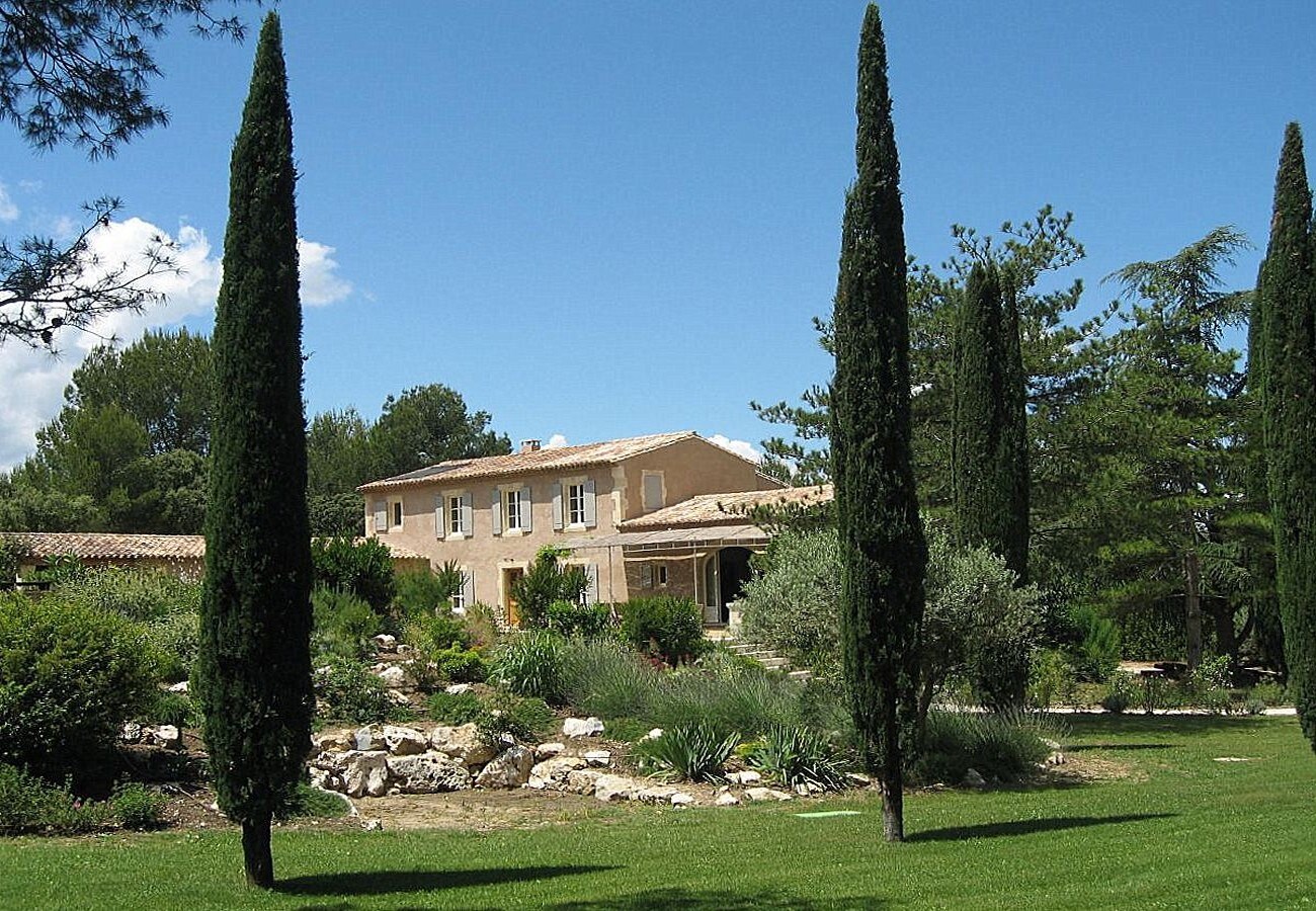 Property Image 1 - Traditional 5-bedroom villa within a few minutes’ walk of the pretty Provencal village of Eygalieres