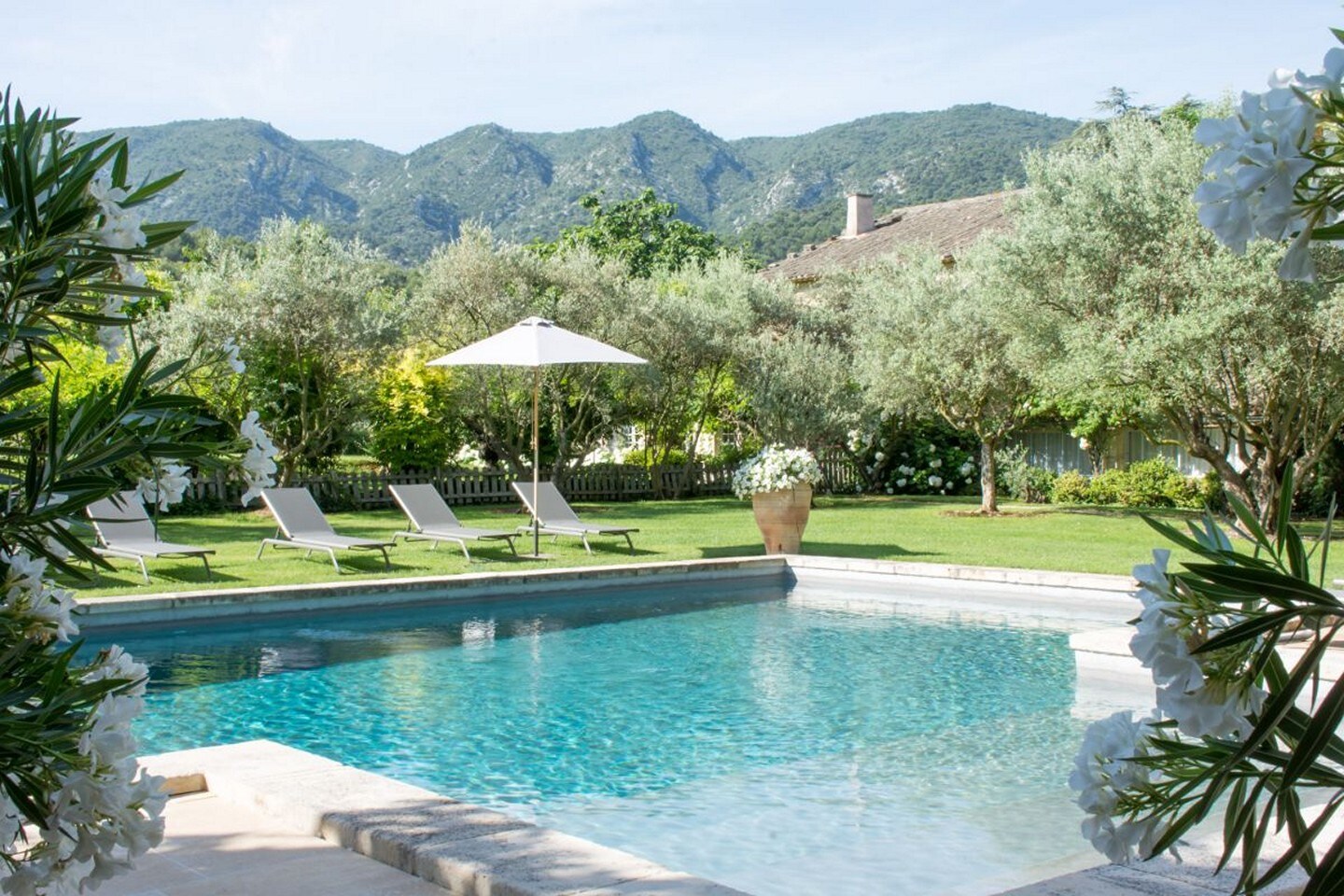 Property Image 1 - Beautiful 6-bedroom Provencal villa with heated pool and private tennis court