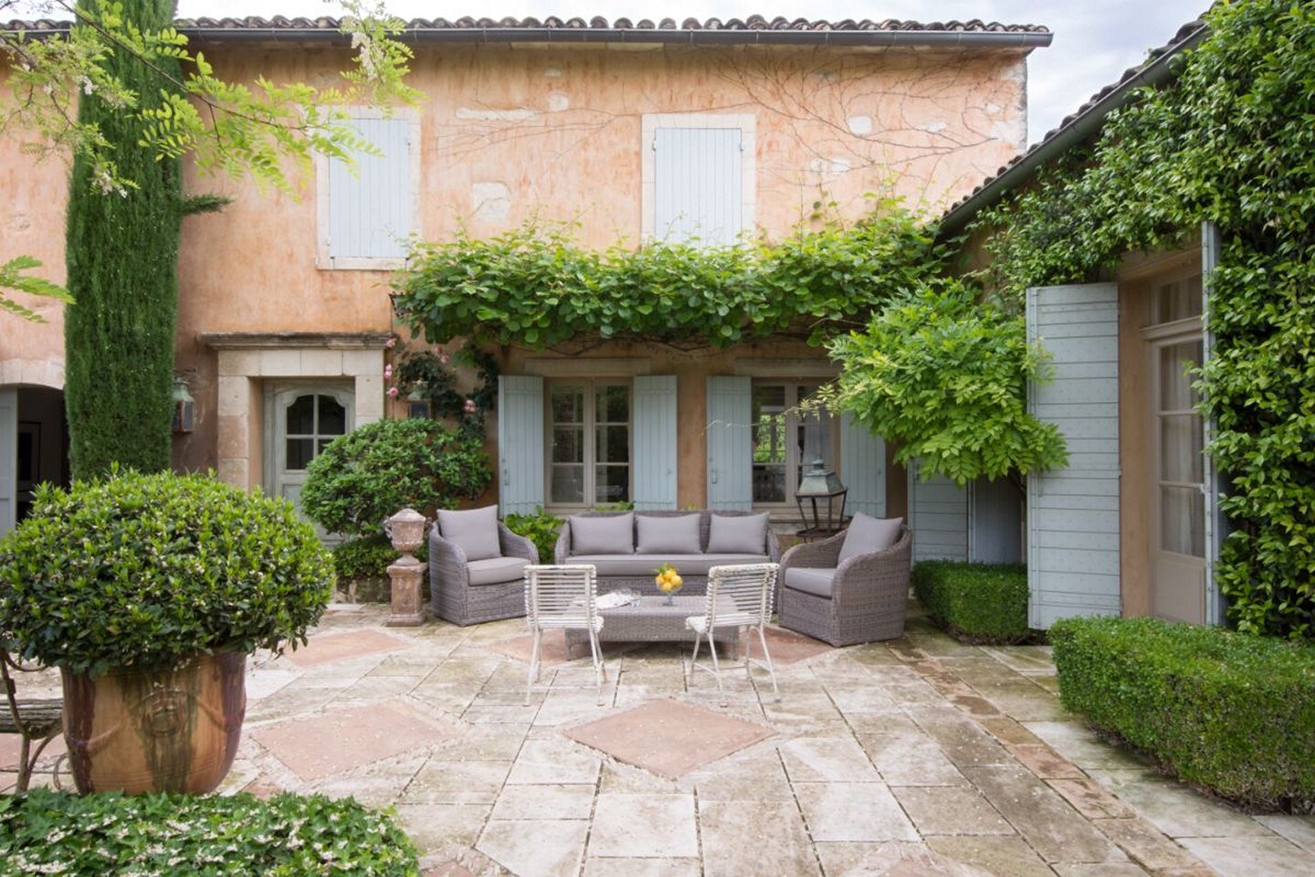 Property Image 2 - Beautiful 6-bedroom Provencal villa with heated pool and private tennis court