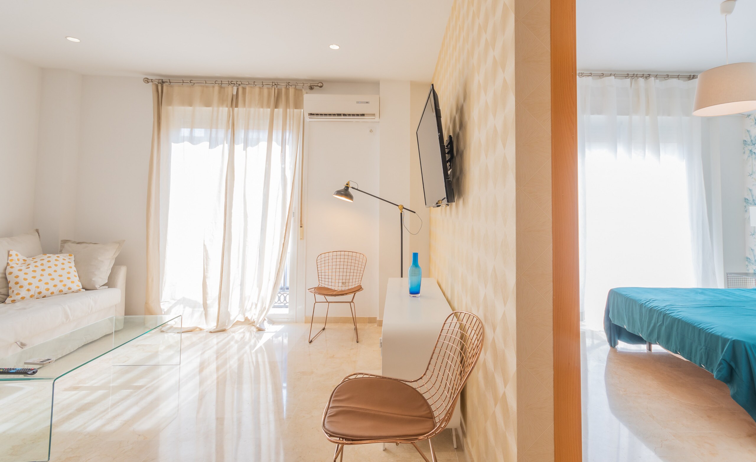 Enjoy the living room of this apartment in the center of Malaga